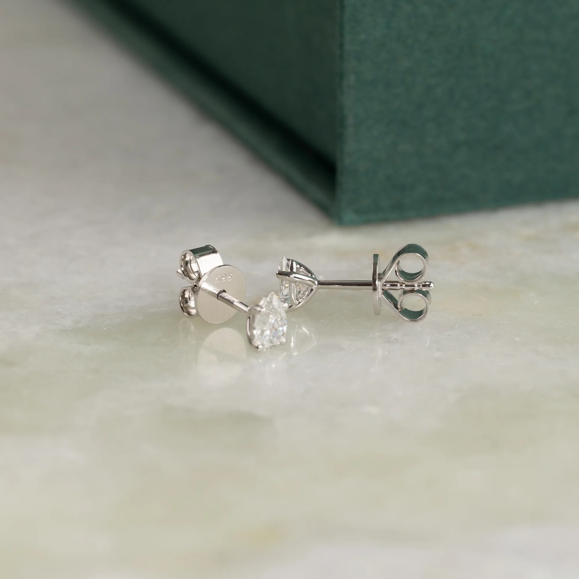 SOLITAIRE PEAR-CUT LAB-DIAMOND STUD EARRING - 0.5ct - WG - Image 3