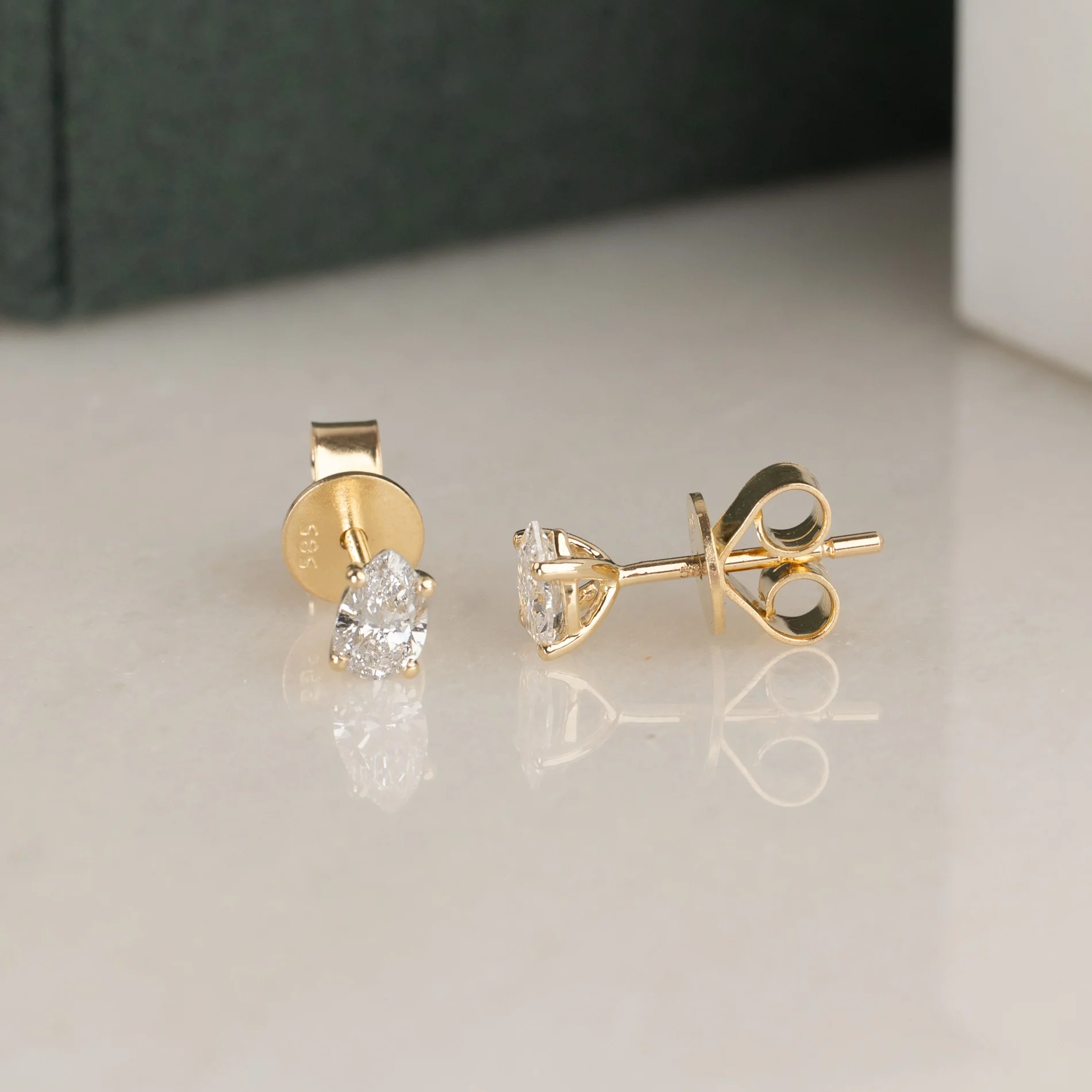 SOLITAIRE PEAR-CUT LAB-DIAMOND STUD EARRING - 0.5ct - YG - Image 3