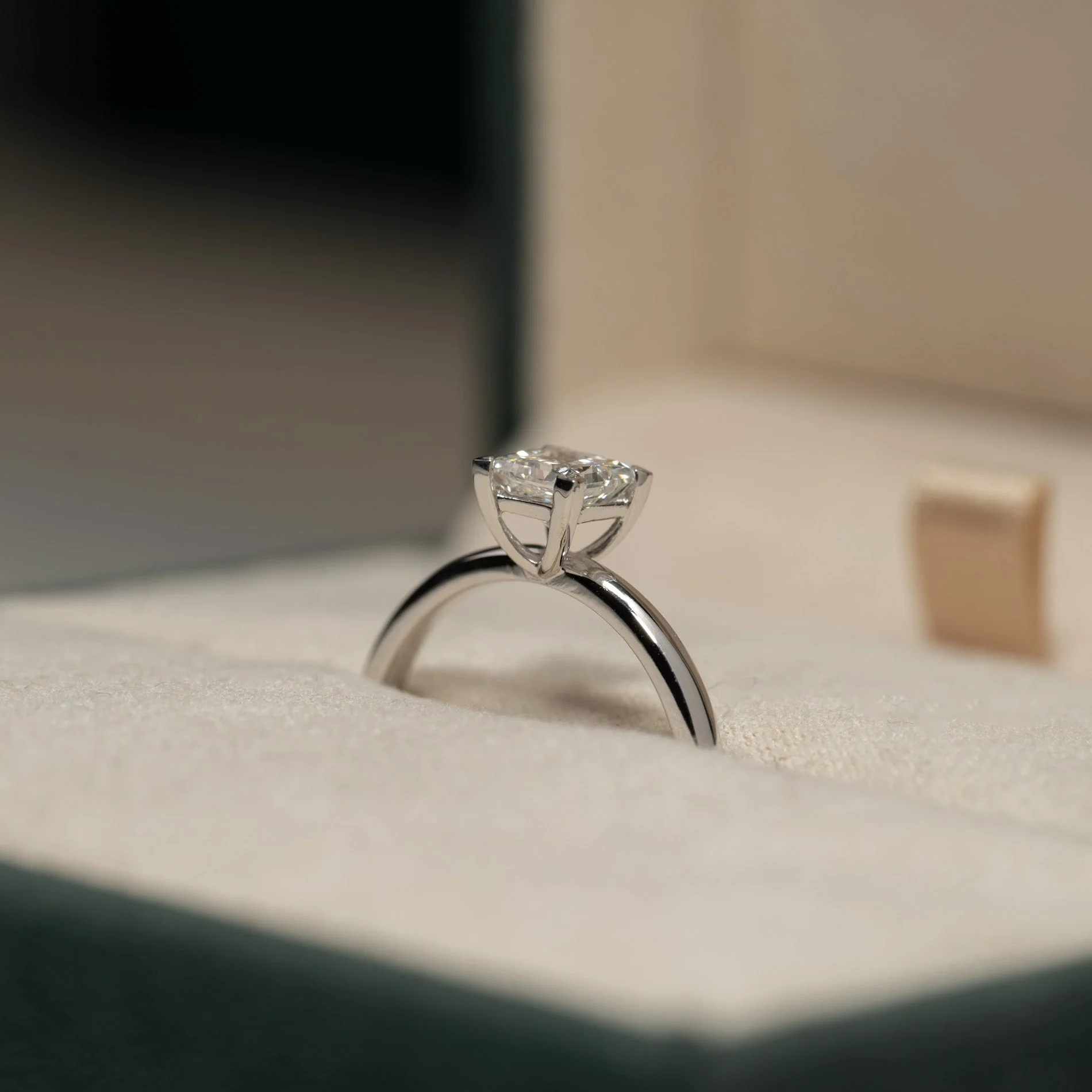 SOLITAIRE PRINCESS-CUT LAB-DIAMOND RING - 0.75ct - WG - Image 8