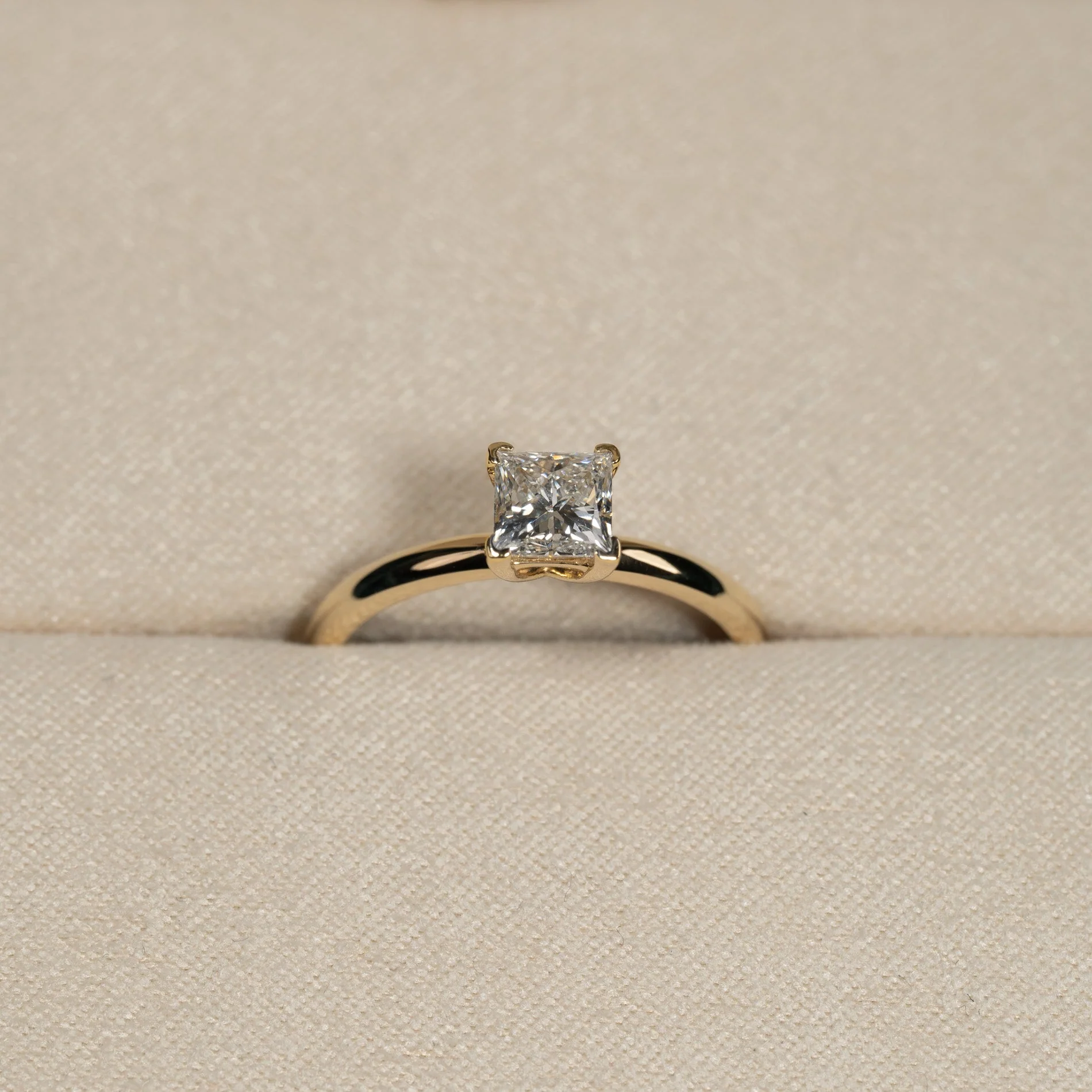 SOLITAIRE PRINCESS-CUT LAB-DIAMOND RING - 0.75ct - YG - Image 3