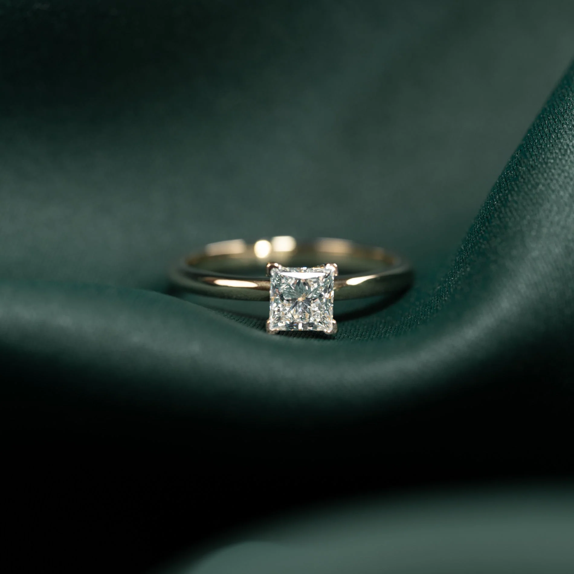 SOLITAIRE PRINCESS-CUT LAB-DIAMOND RING - 0.75ct - YG - Image 5
