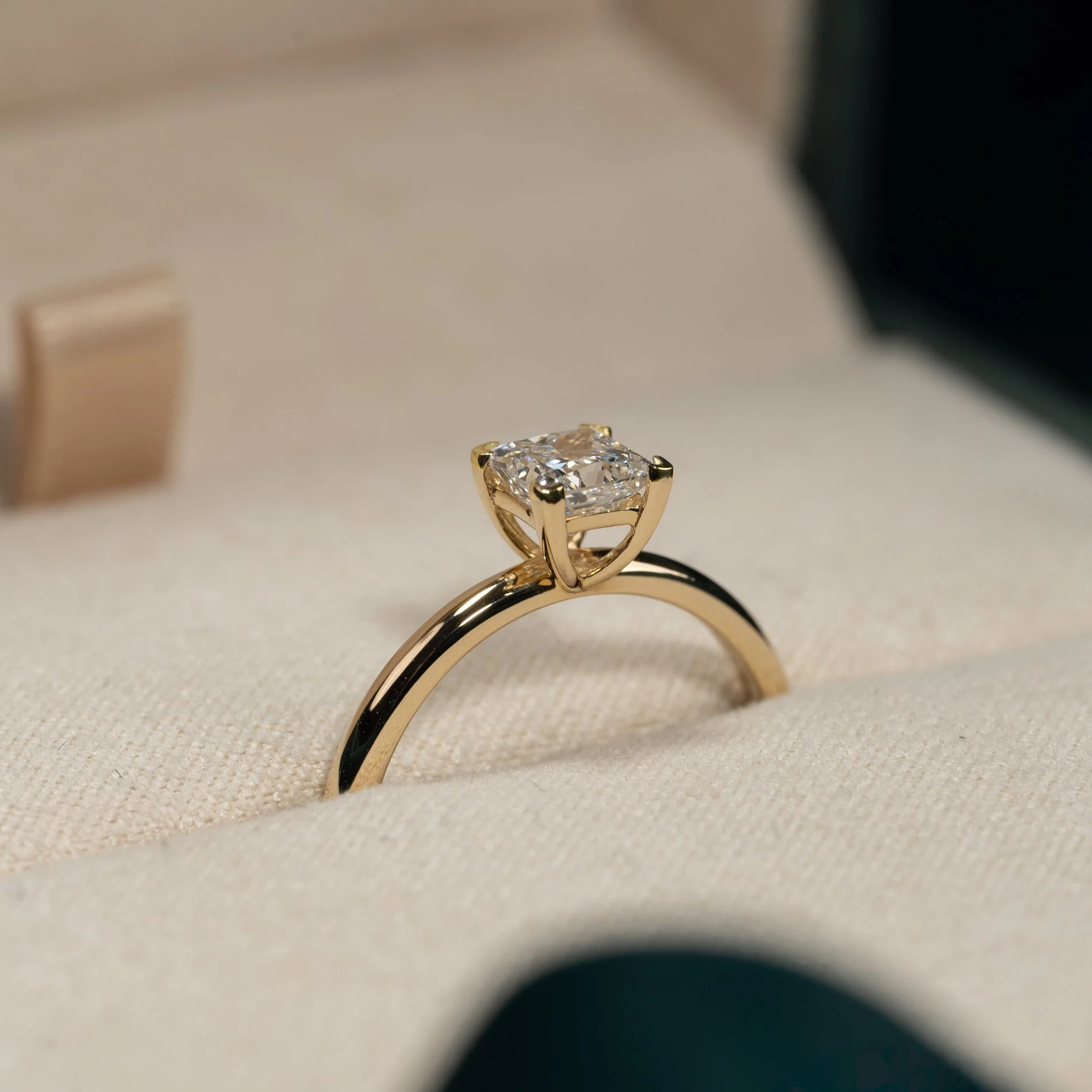 SOLITAIRE PRINCESS-CUT LAB-DIAMOND RING - 0.75ct - YG - Image 7