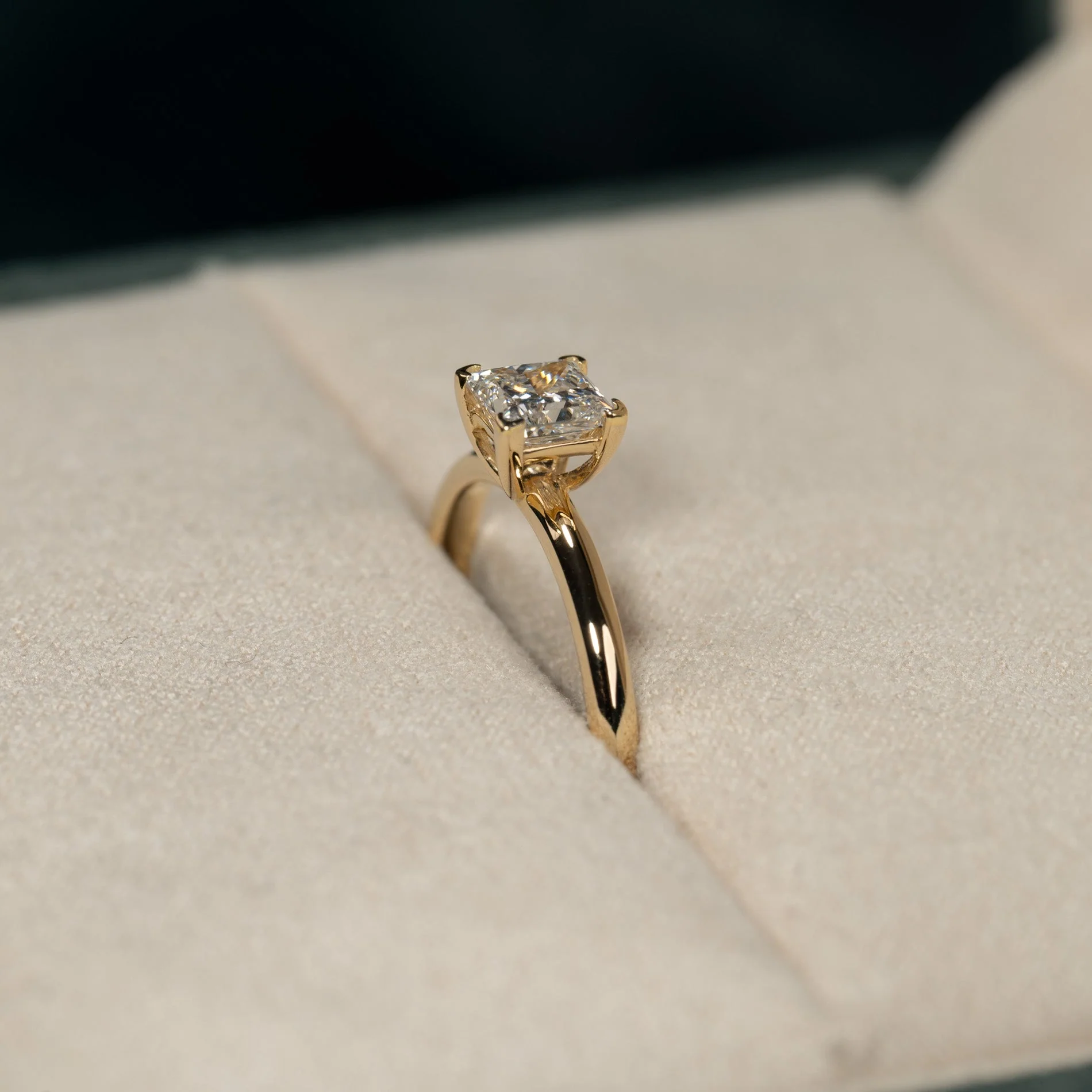 SOLITAIRE PRINCESS-CUT LAB-DIAMOND RING - 0.75ct - YG - Image 9