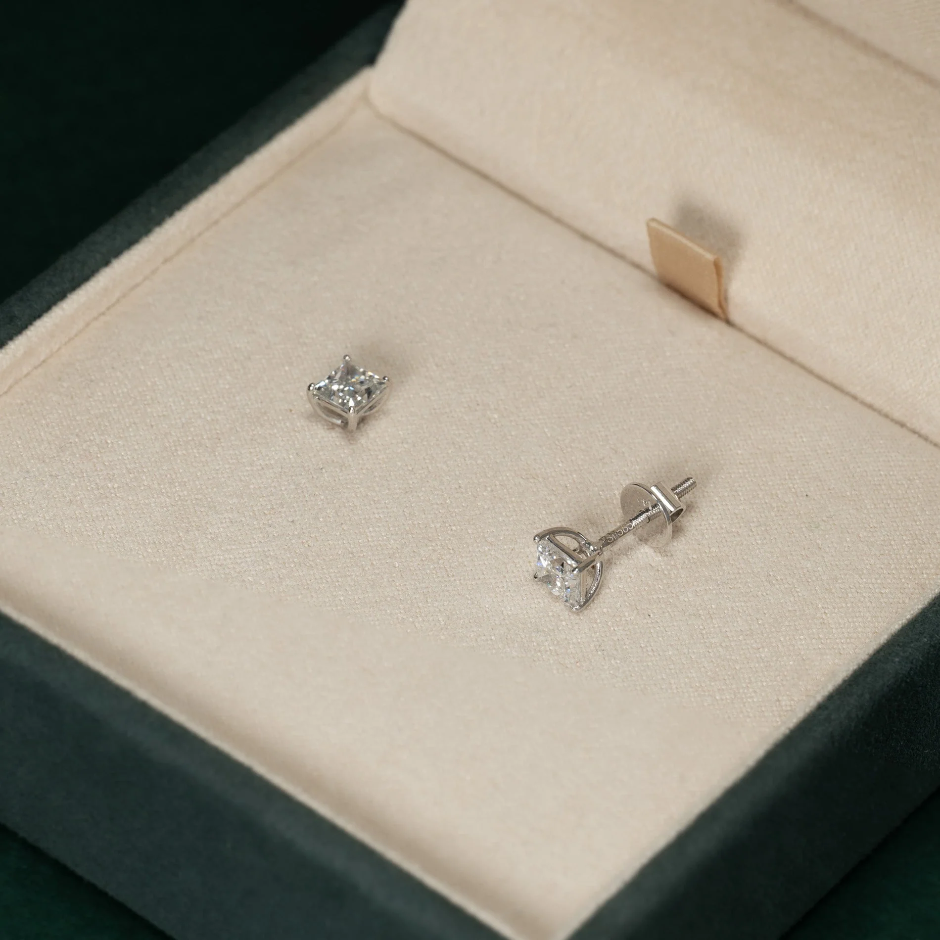 SOLITAIRE PRINCESS-CUT LAB-DIAMOND STUD EARRING - 1.15ct - WG - Image 5