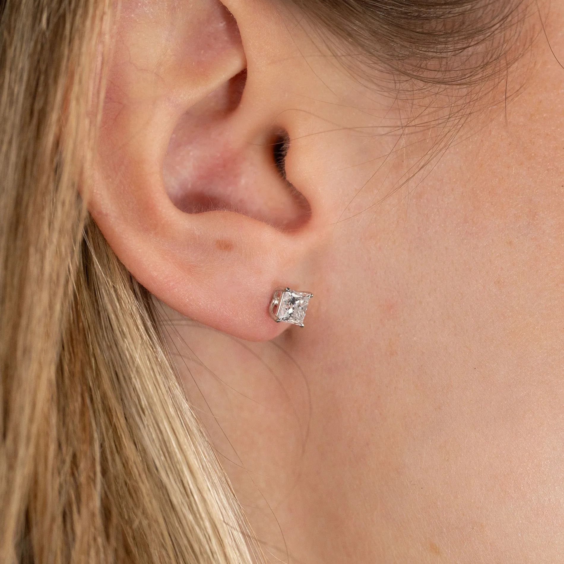 SOLITAIRE PRINCESS-CUT LAB-DIAMOND STUD EARRING - 1.15ct - WG - Image 6