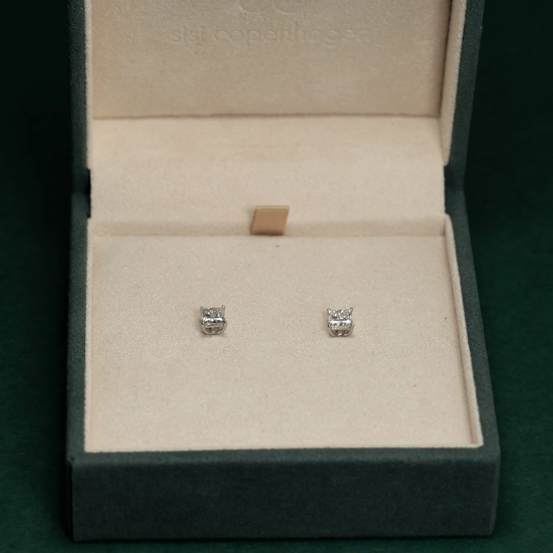 SOLITAIRE PRINCESS-CUT LAB-DIAMOND STUD EARRING - 1.15ct - WG - Image 7