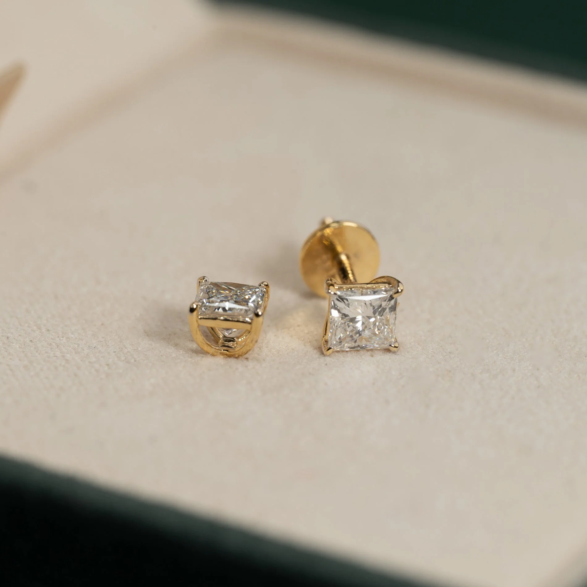 SOLITAIRE PRINCESS-CUT LAB-DIAMOND STUD EARRING - 1.15ct - YG - Image 3