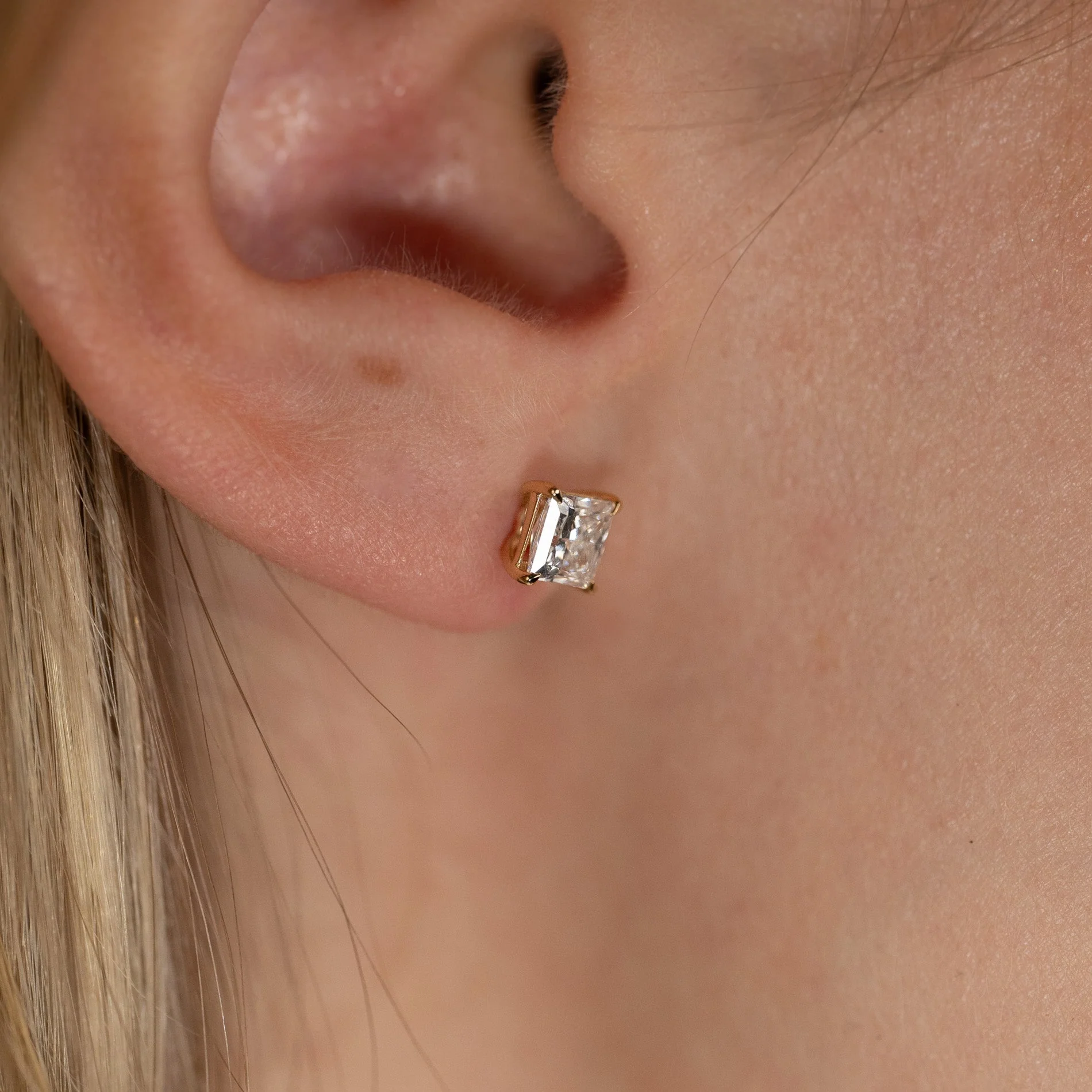 SOLITAIRE PRINCESS-CUT LAB-DIAMOND STUD EARRING - 1.15ct - YG - Image 4