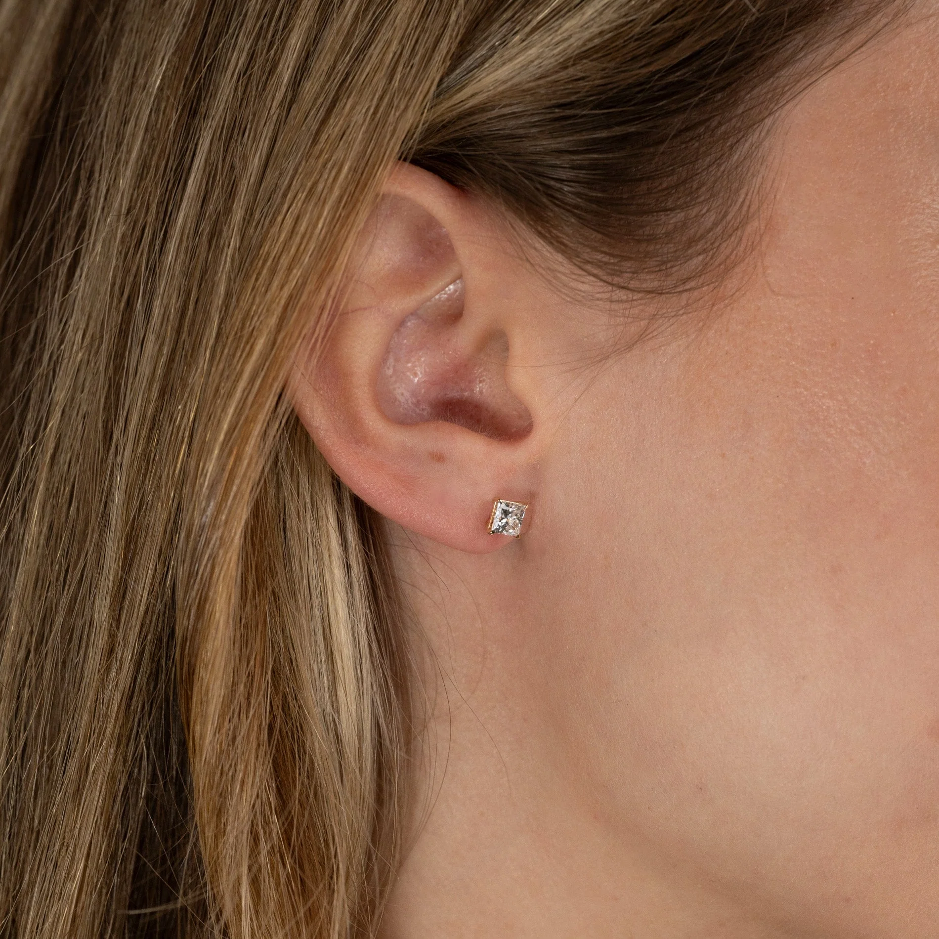 SOLITAIRE PRINCESS-CUT LAB-DIAMOND STUD EARRING - 1.15ct - YG - Image 6