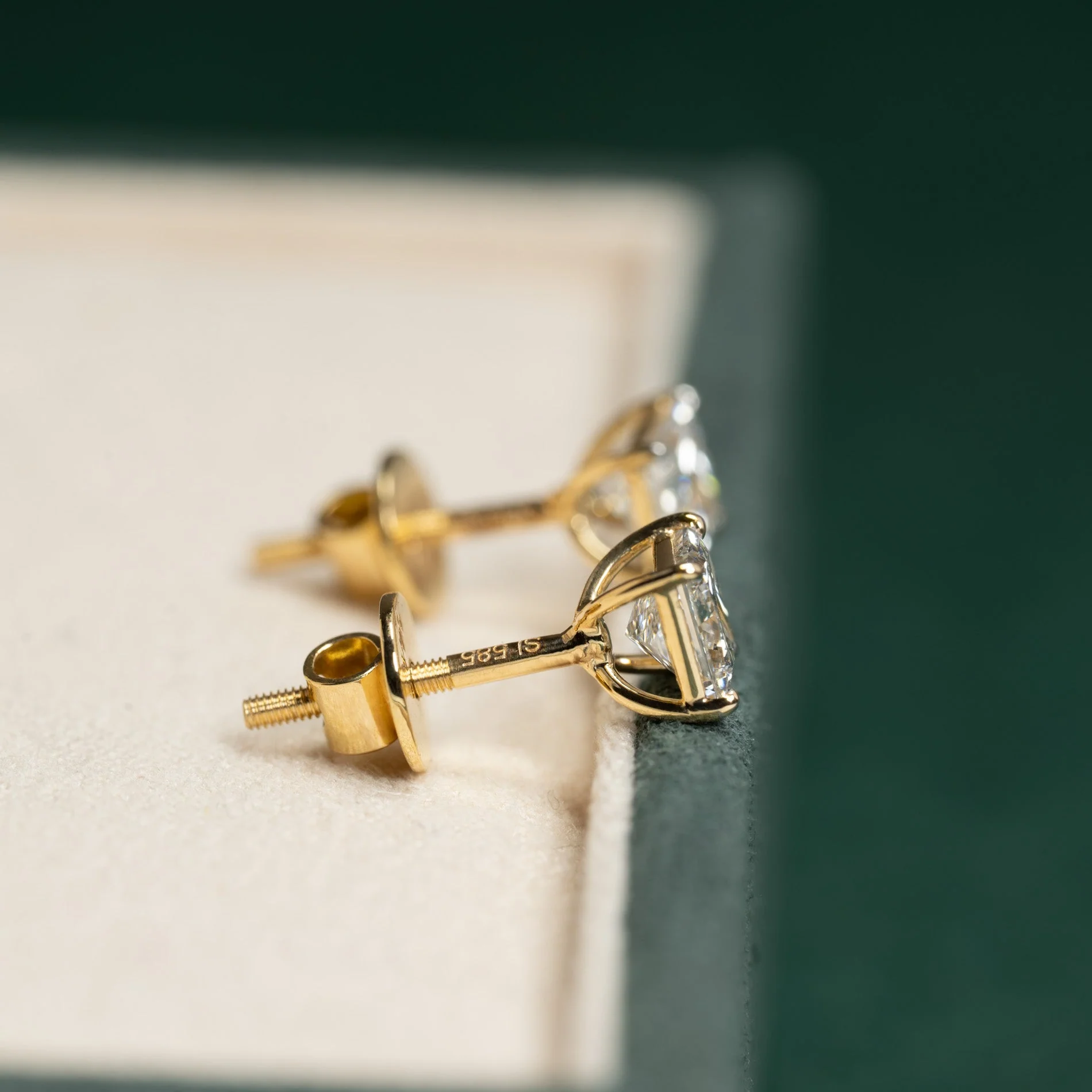 SOLITAIRE PRINCESS-CUT LAB-DIAMOND STUD EARRING - 1.15ct - YG - Image 9