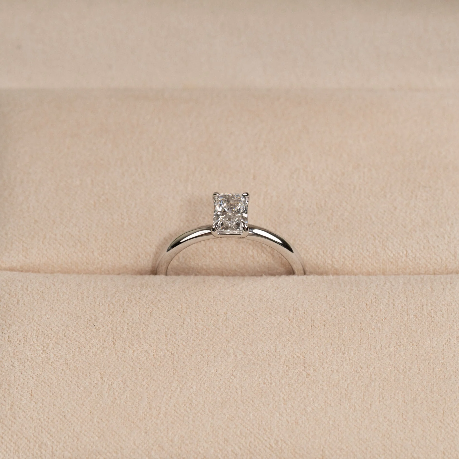 SOLITAIRE RADIANT-CUT LAB-DIAMOND RING - 0.75ct - WG - Image 3