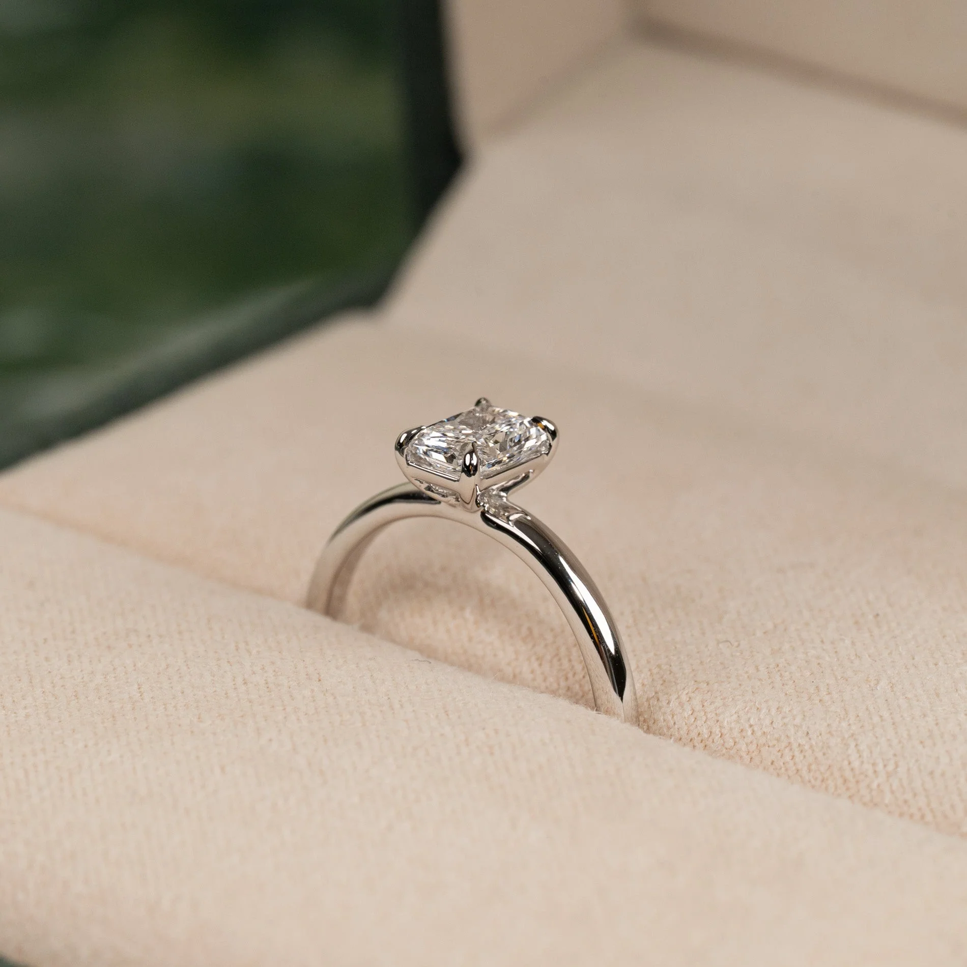 SOLITAIRE RADIANT-CUT LAB-DIAMOND RING - 0.75ct - WG - Image 4