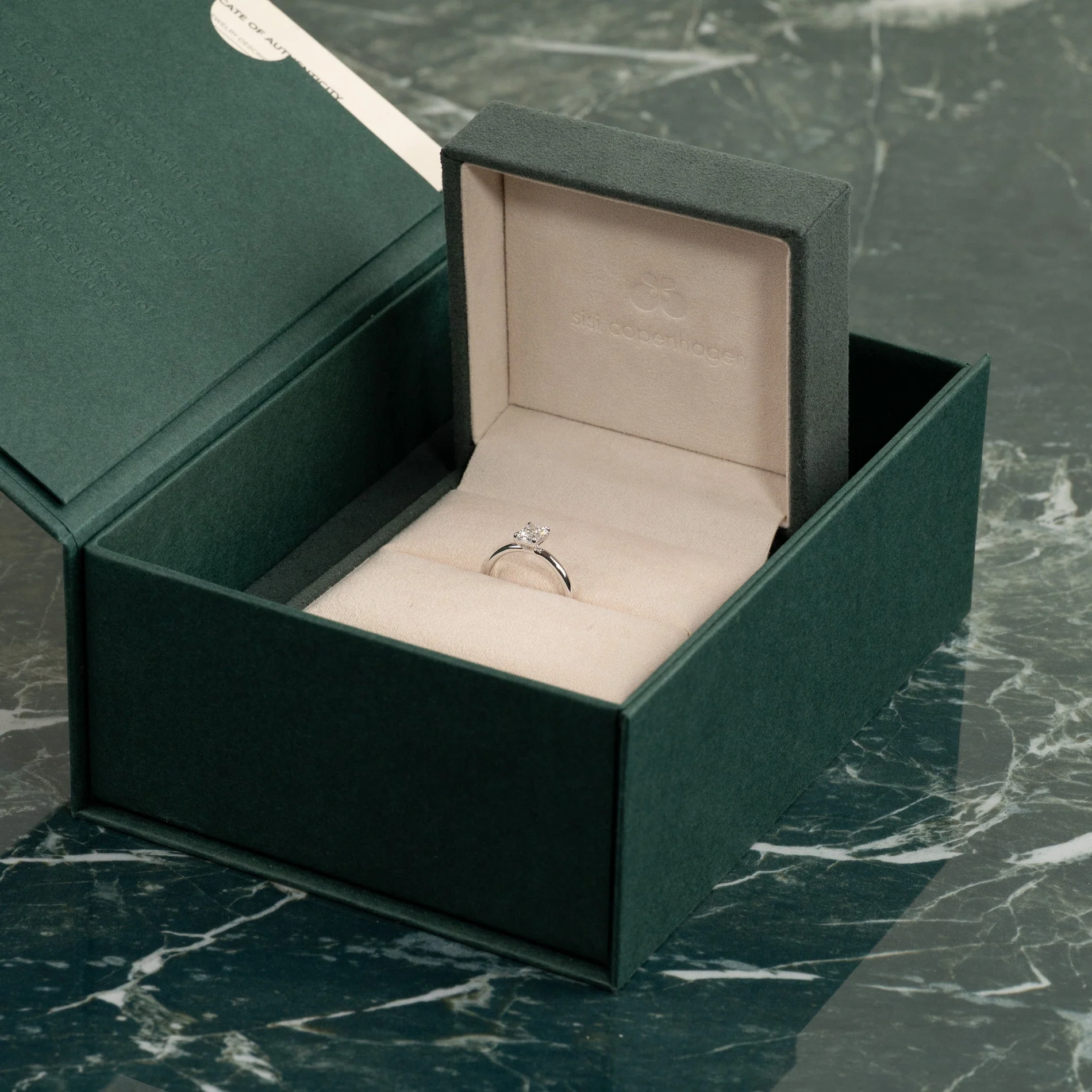 SOLITAIRE RADIANT-CUT LAB-DIAMOND RING - 0.75ct - WG - Image 7