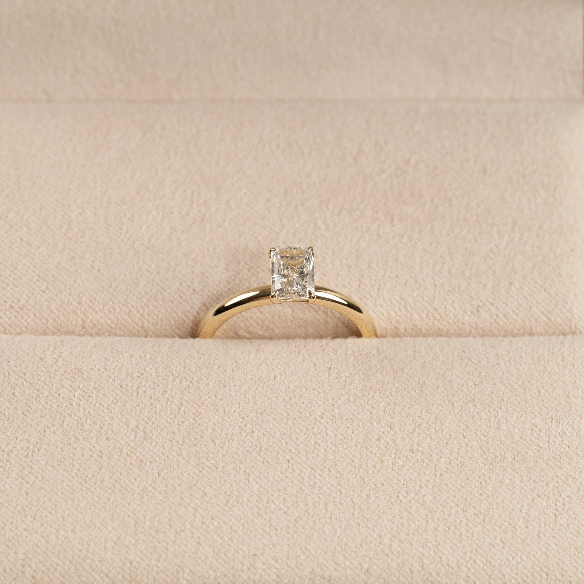 SOLITAIRE RADIANT-CUT LAB-DIAMOND RING - 0.75ct - YG - Image 3
