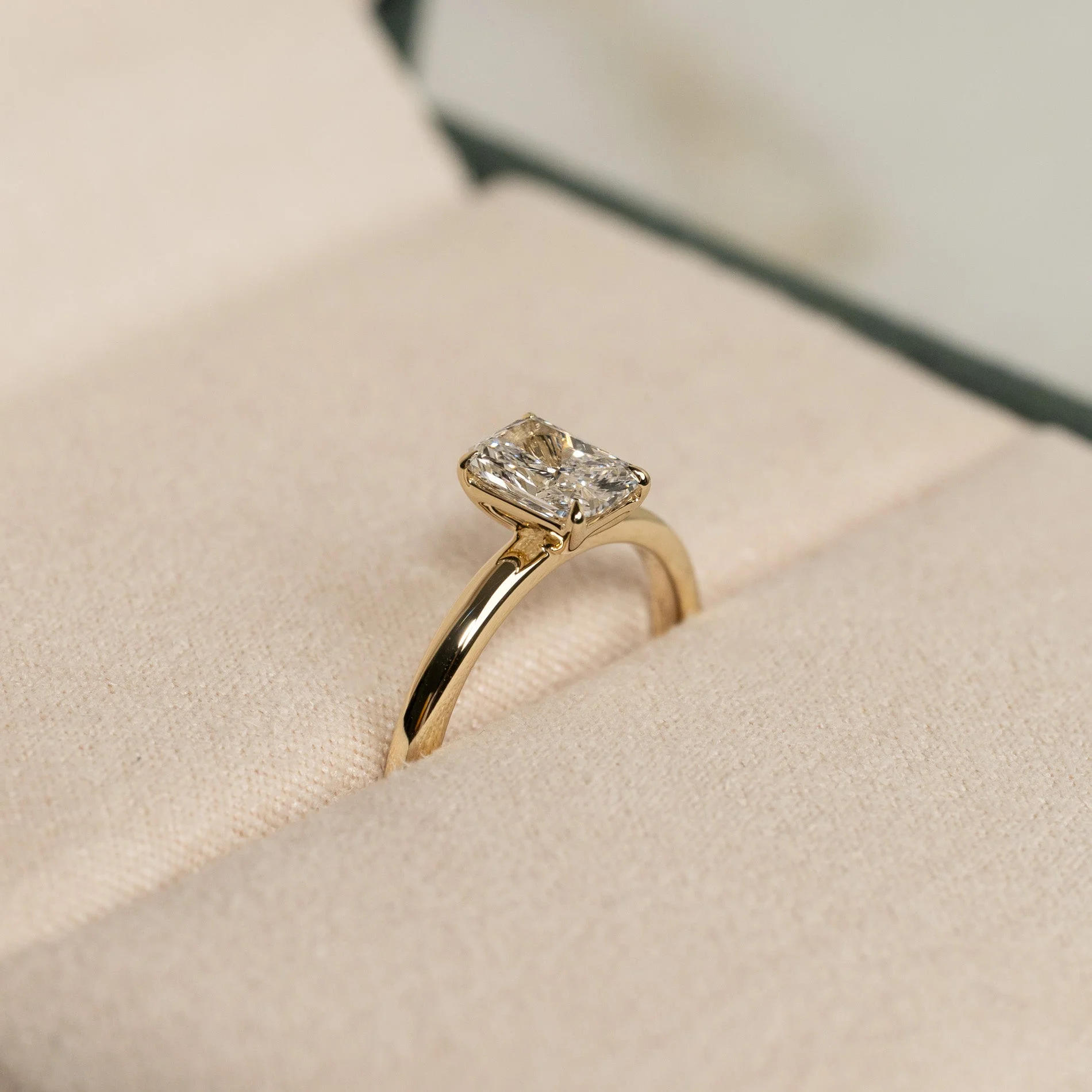 SOLITAIRE RADIANT-CUT LAB-DIAMOND RING - 0.75ct - YG - Image 4