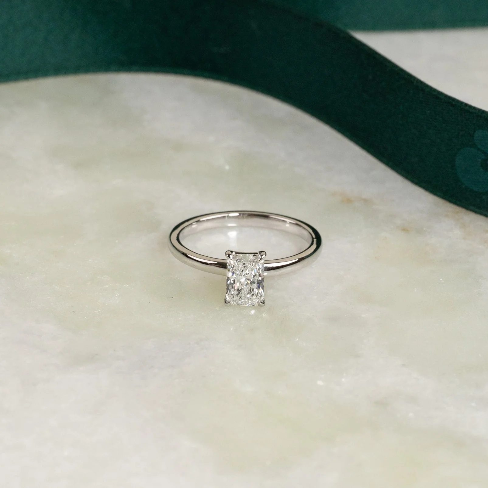 SOLITAIRE RADIANT-CUT LAB-DIAMOND RING - 1.0ct - WG