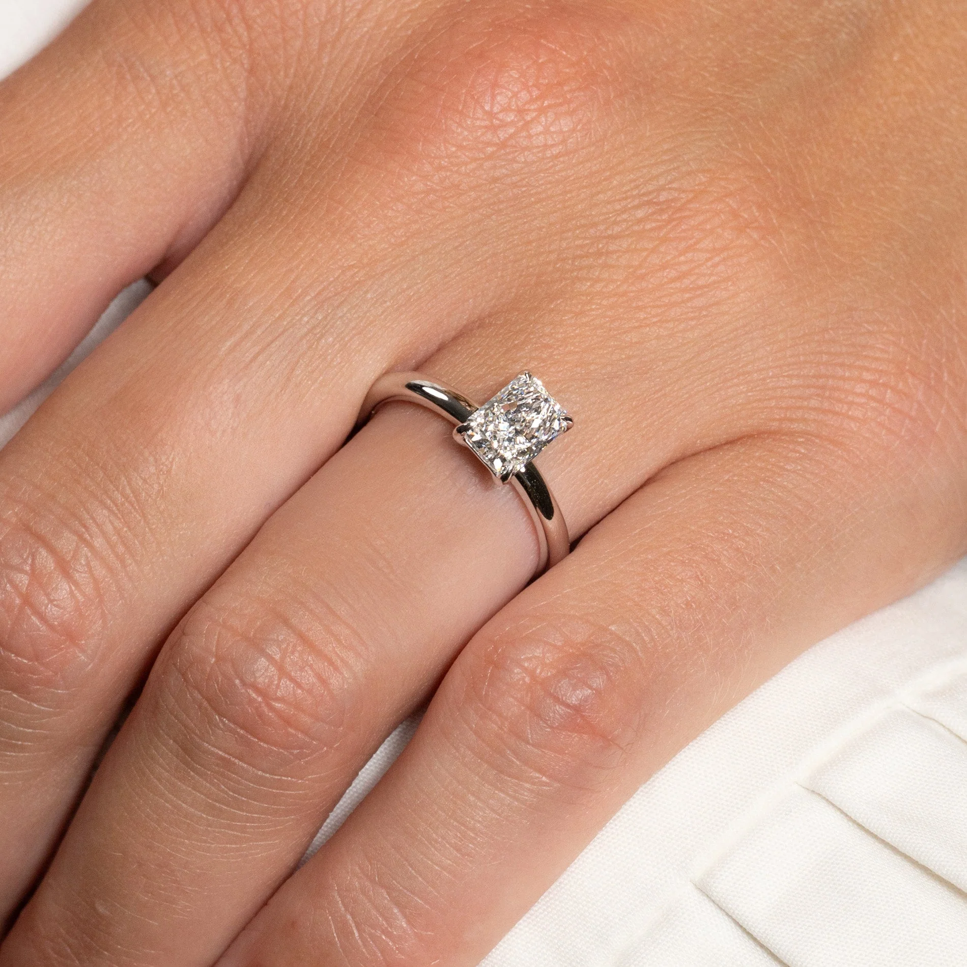 SOLITAIRE RADIANT-CUT LAB-DIAMOND RING - 1.0ct - WG - Image 2