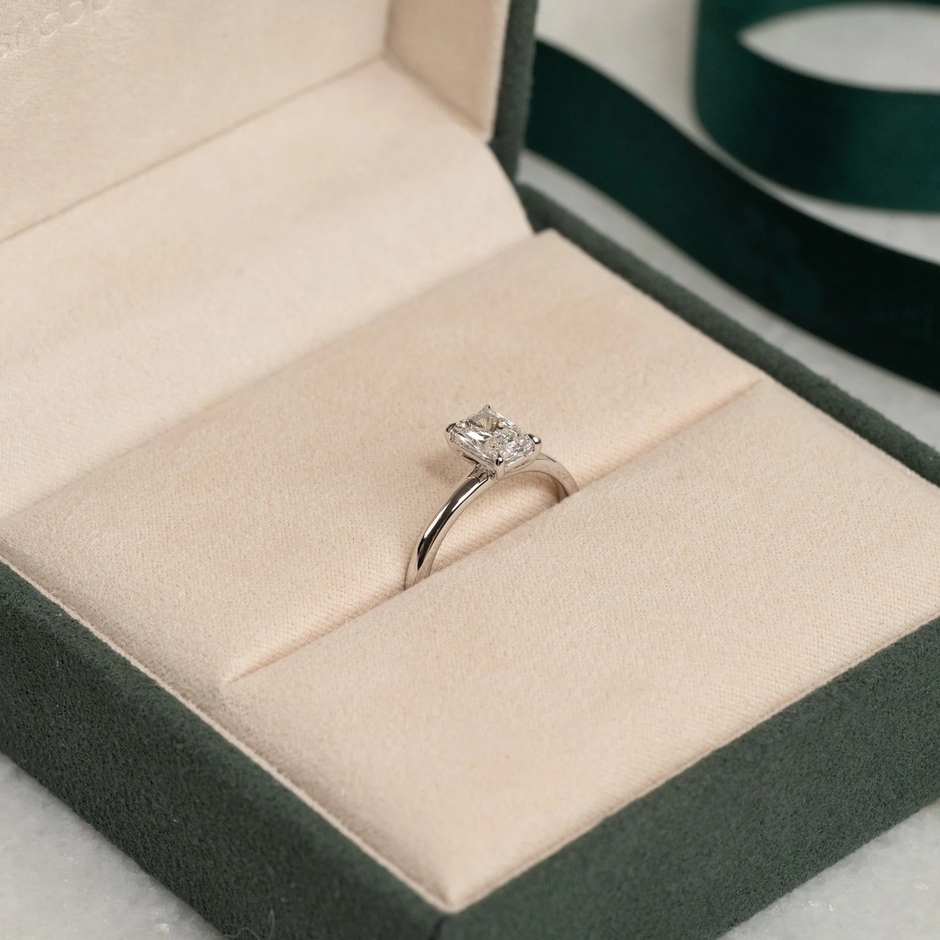 SOLITAIRE RADIANT-CUT LAB-DIAMOND RING - 1.0ct - WG - Image 3