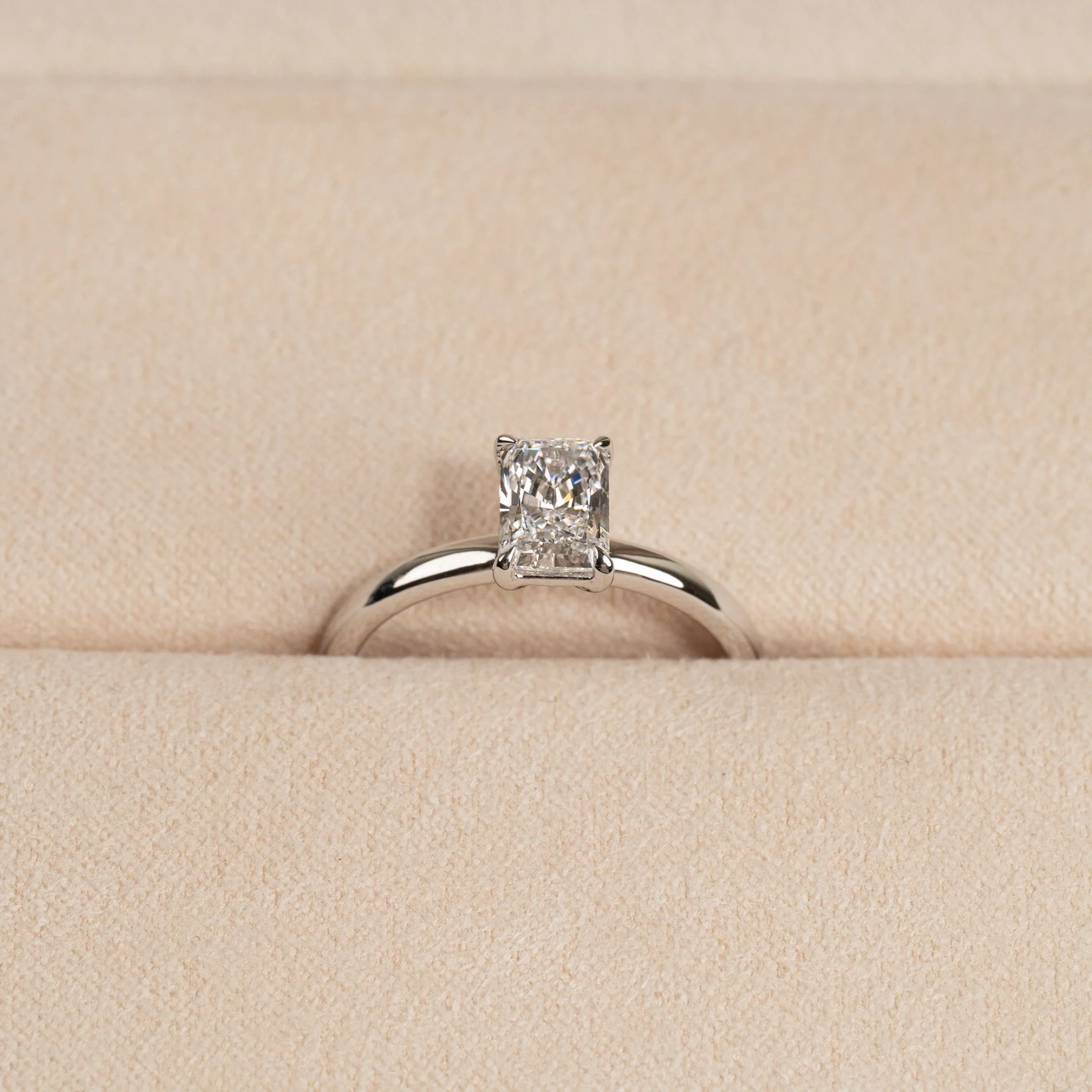 SOLITAIRE RADIANT-CUT LAB-DIAMOND RING - 1.0ct - WG - Image 4