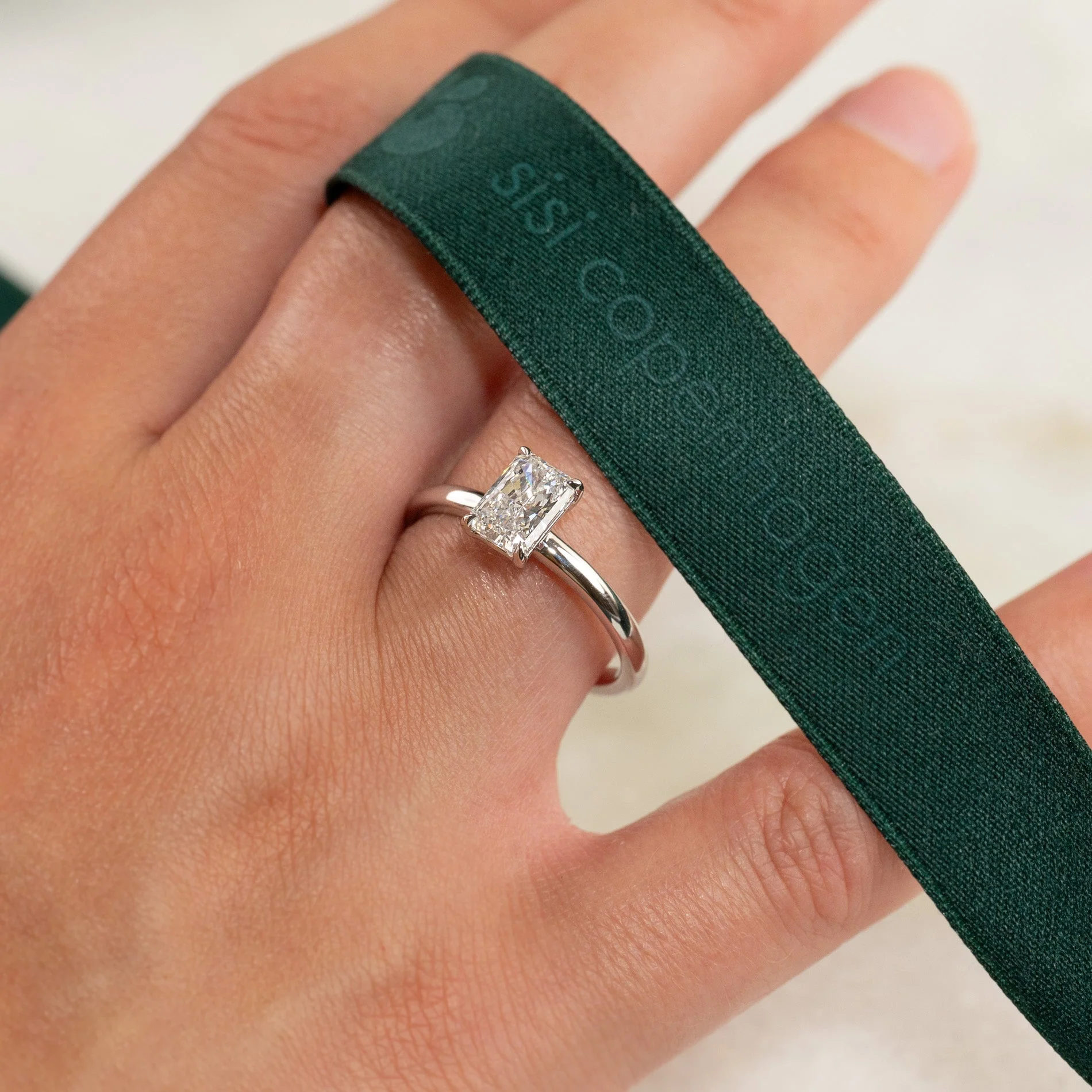 SOLITAIRE RADIANT-CUT LAB-DIAMOND RING - 1.0ct - WG - Image 5