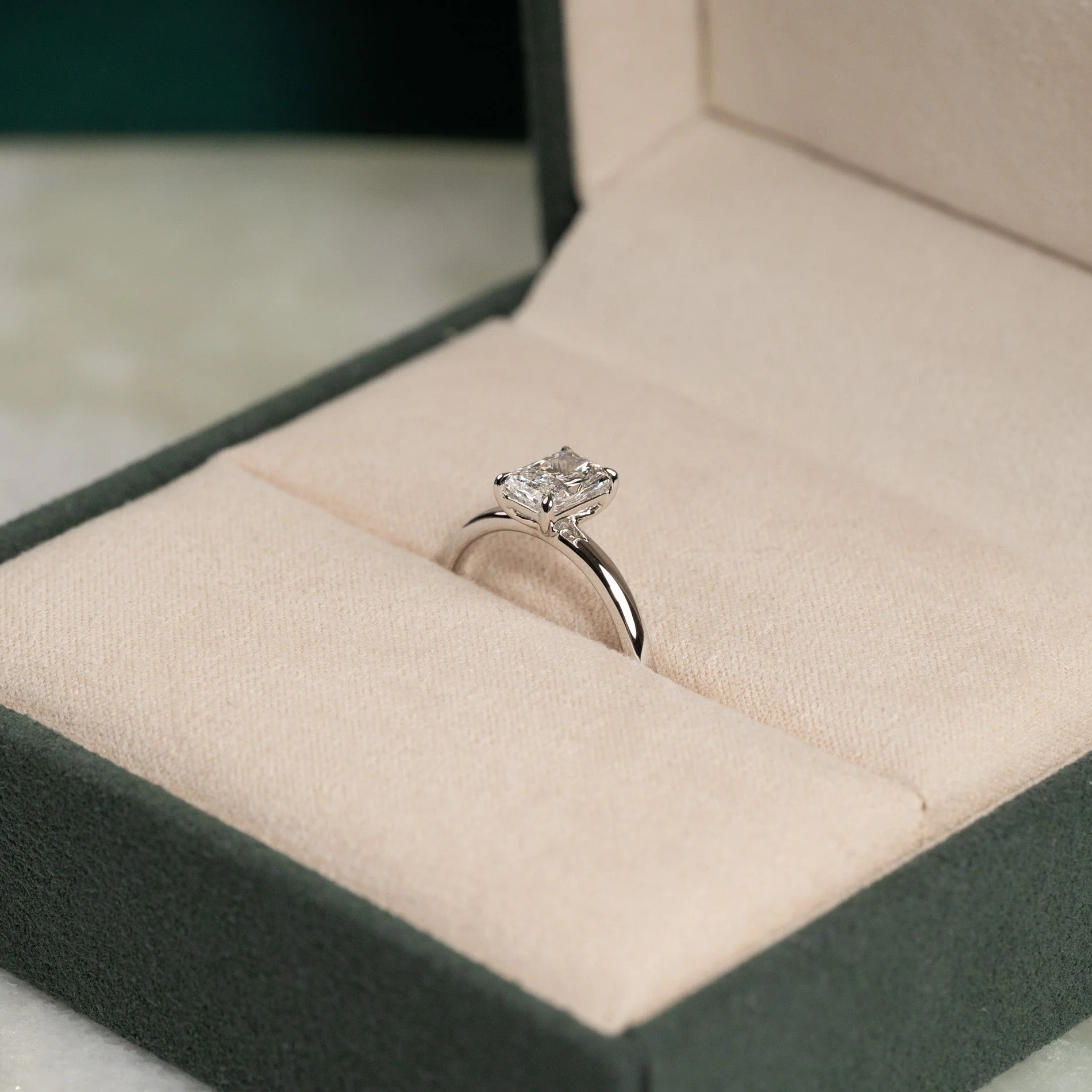SOLITAIRE RADIANT-CUT LAB-DIAMOND RING - 1.0ct - WG - Image 6