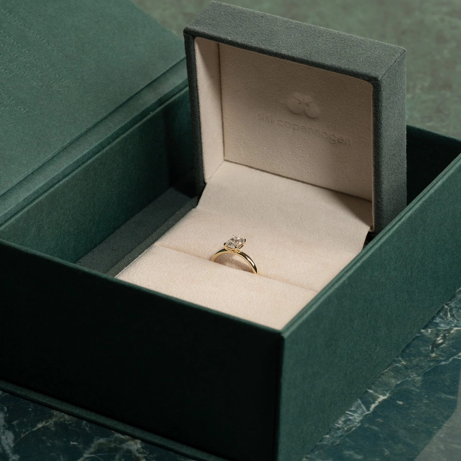 SOLITAIRE RADIANT-CUT LAB-DIAMOND RING - 1.0ct - YG - Image 10