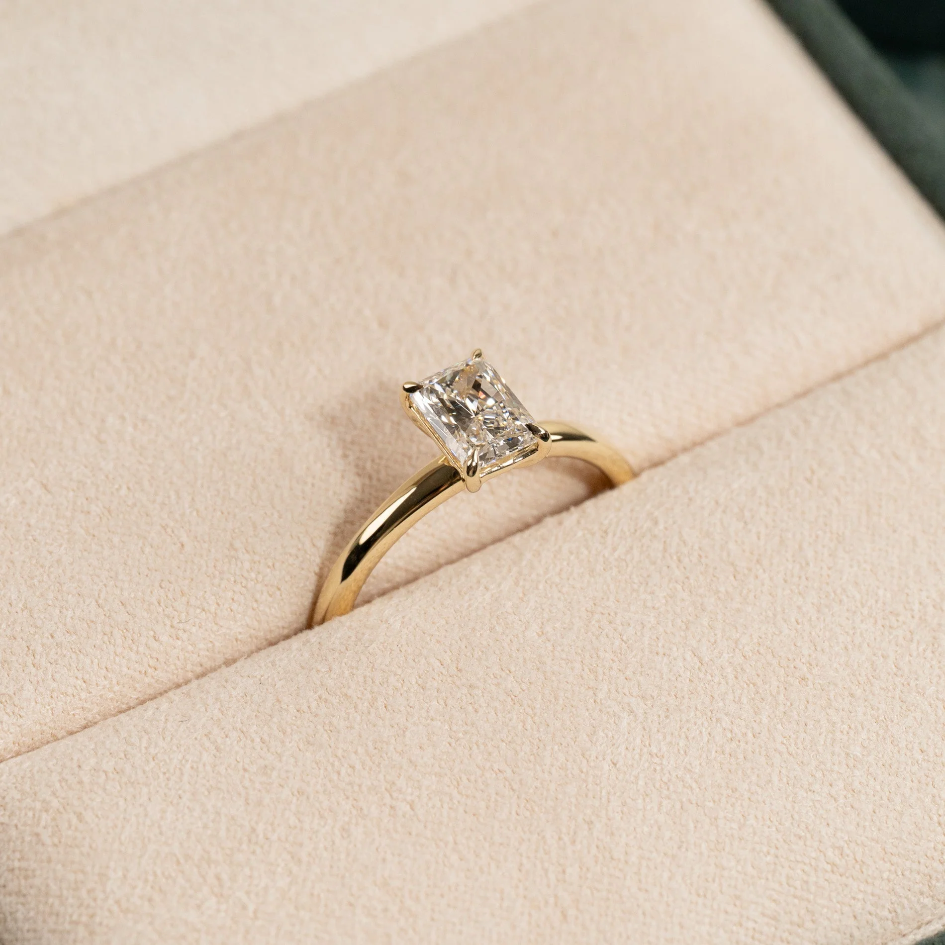 SOLITAIRE RADIANT-CUT LAB-DIAMOND RING - 1.0ct - YG - Image 3