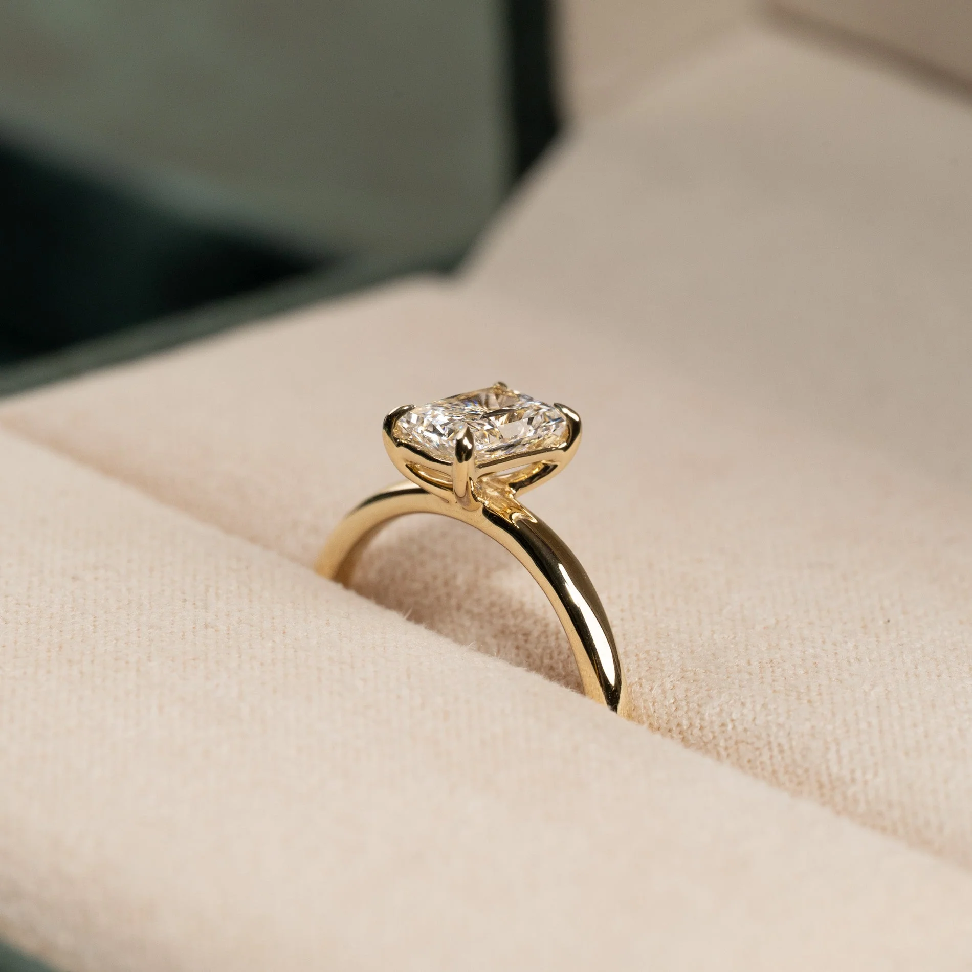 SOLITAIRE RADIANT-CUT LAB-DIAMOND RING - 1.0ct - YG - Image 4