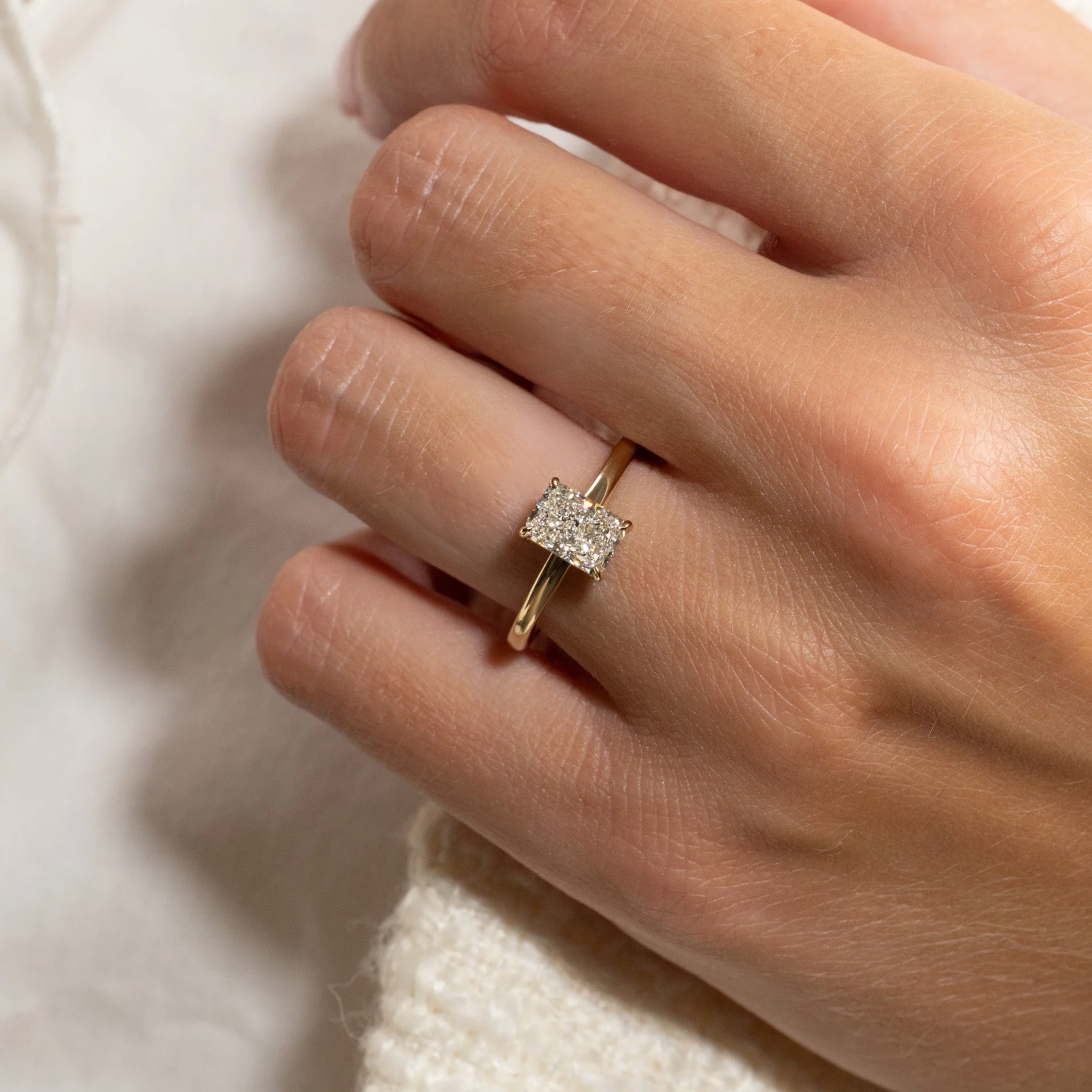 SOLITAIRE RADIANT-CUT LAB-DIAMOND RING - 1.0ct - YG - Image 5
