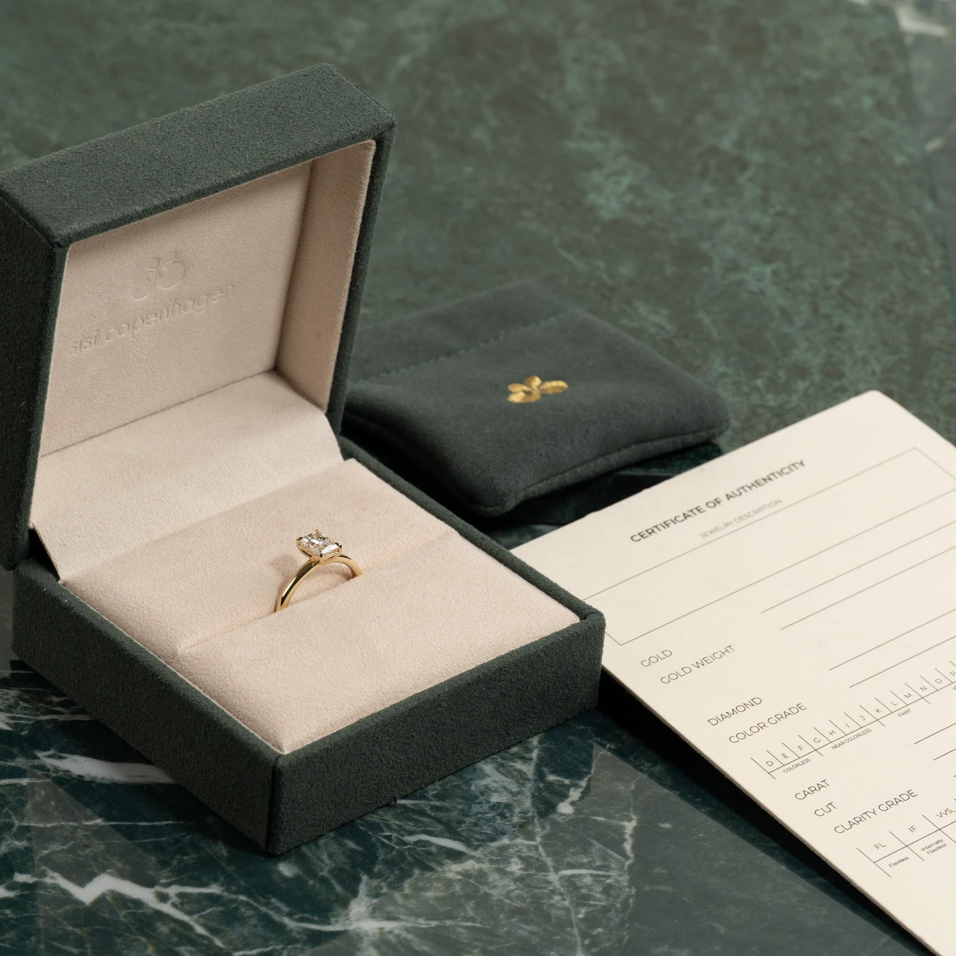 SOLITAIRE RADIANT-CUT LAB-DIAMOND RING - 1.0ct - YG - Image 6