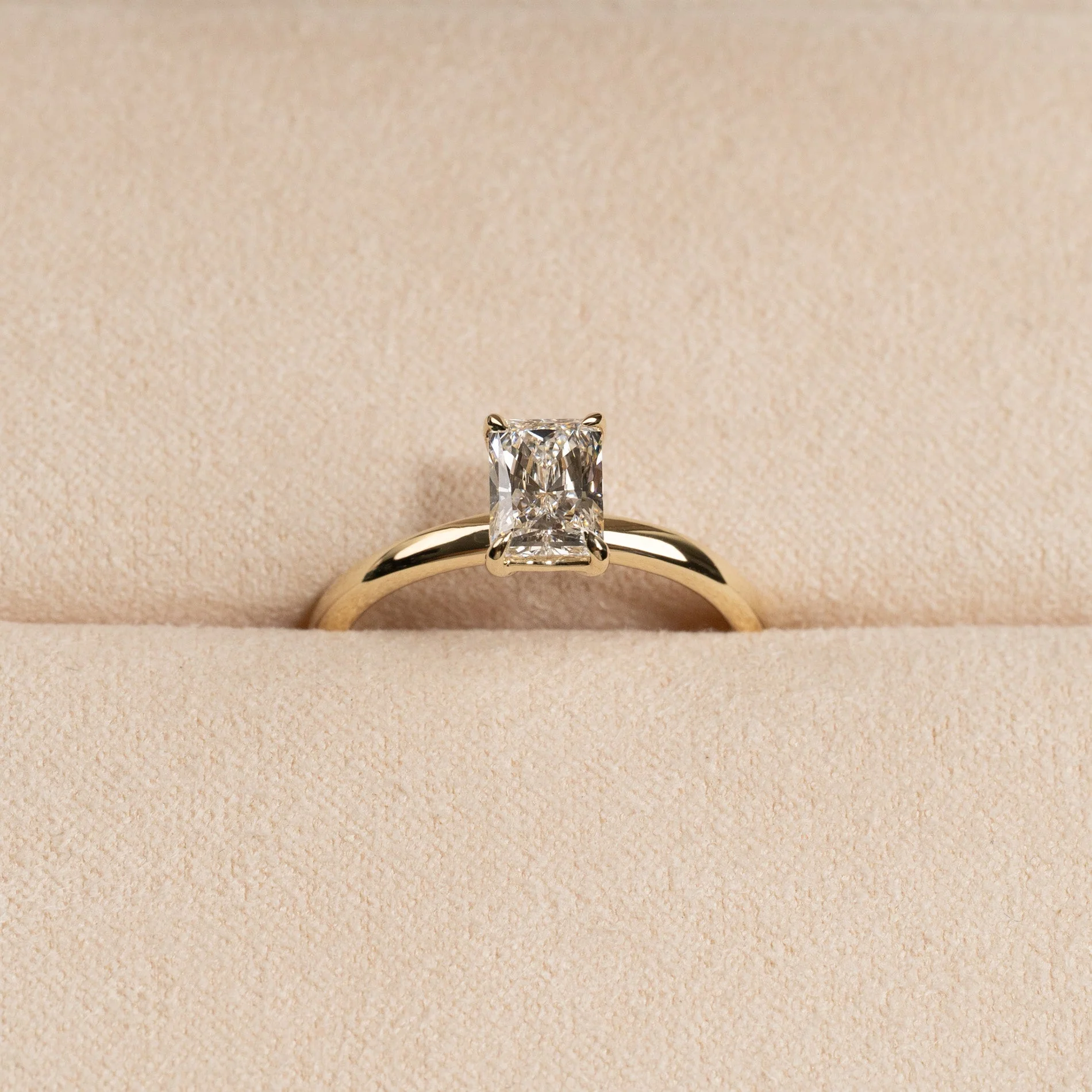 SOLITAIRE RADIANT-CUT LAB-DIAMOND RING - 1.0ct - YG - Image 7