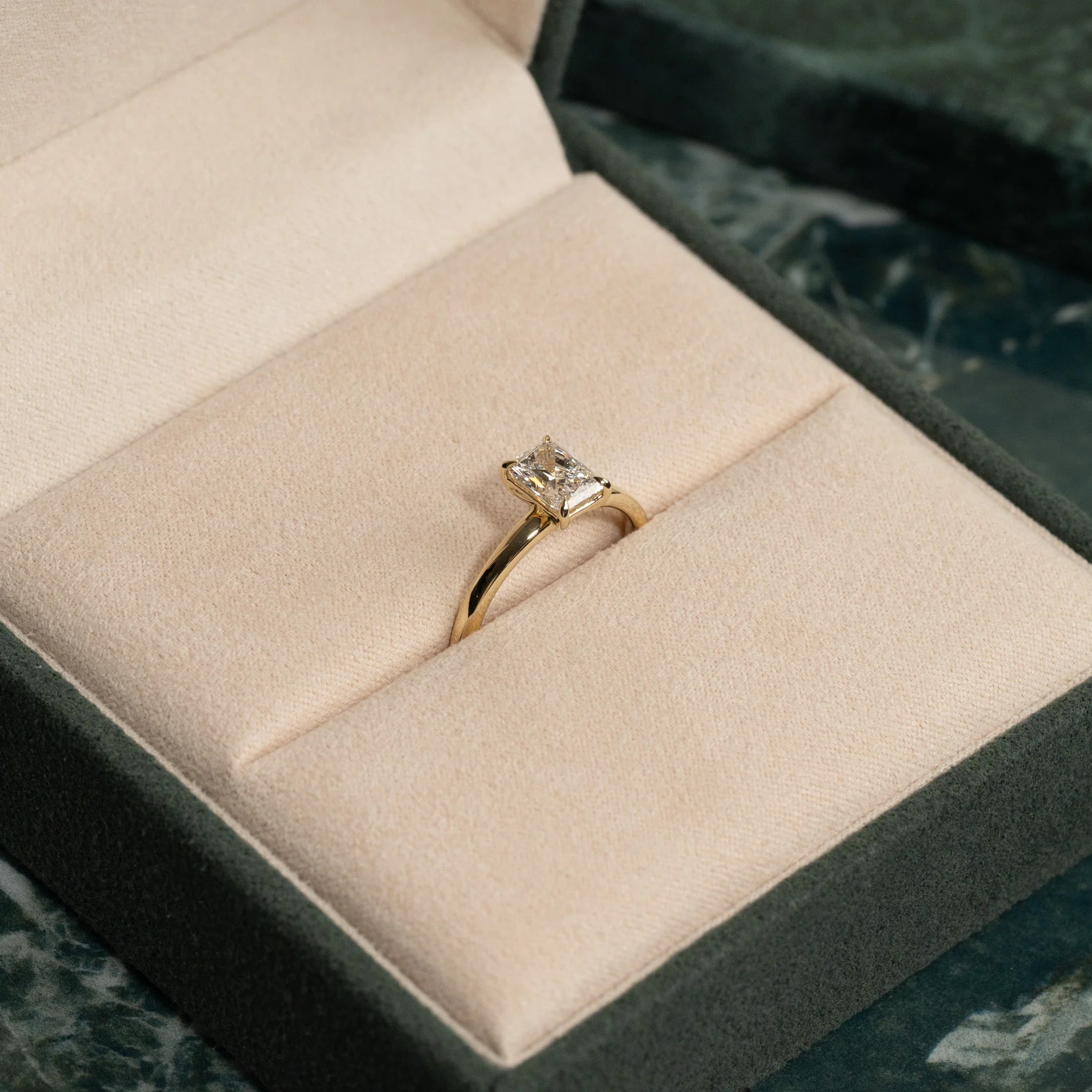 SOLITAIRE RADIANT-CUT LAB-DIAMOND RING - 1.0ct - YG - Image 9