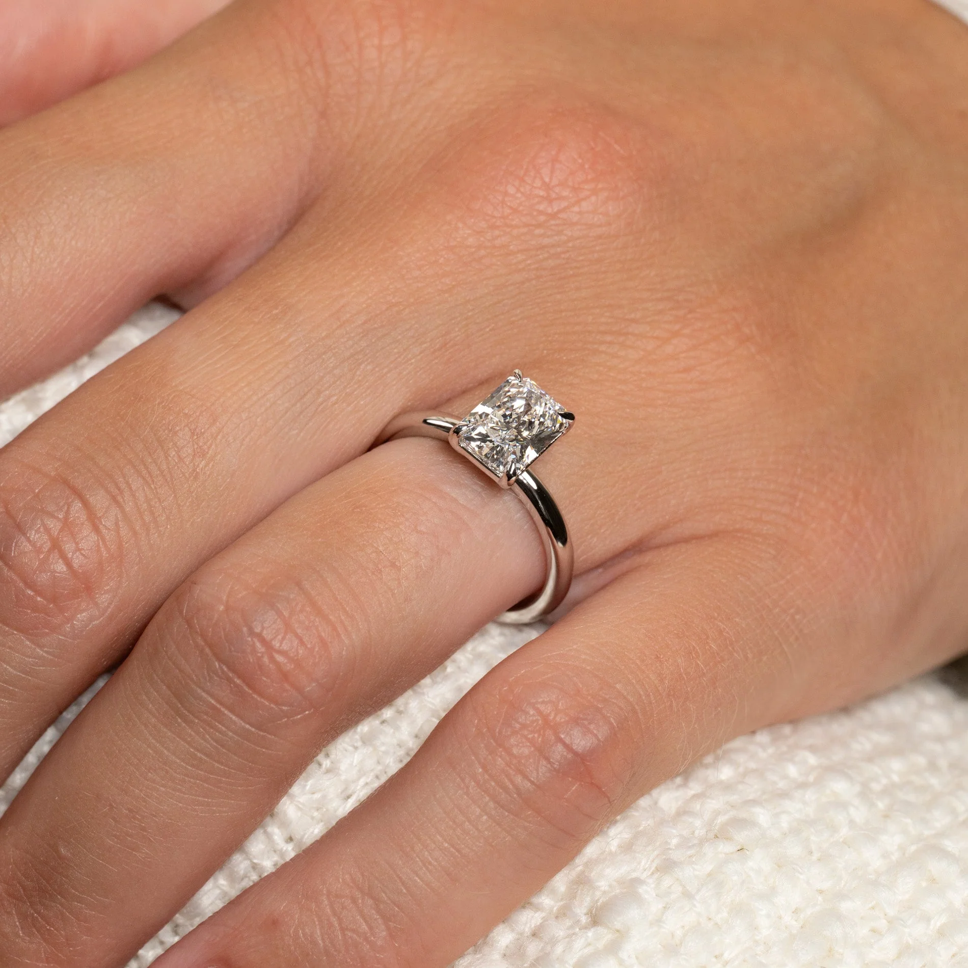 SOLITAIRE RADIANT-CUT LAB-DIAMOND RING - 1.50ct - WG - Image 2
