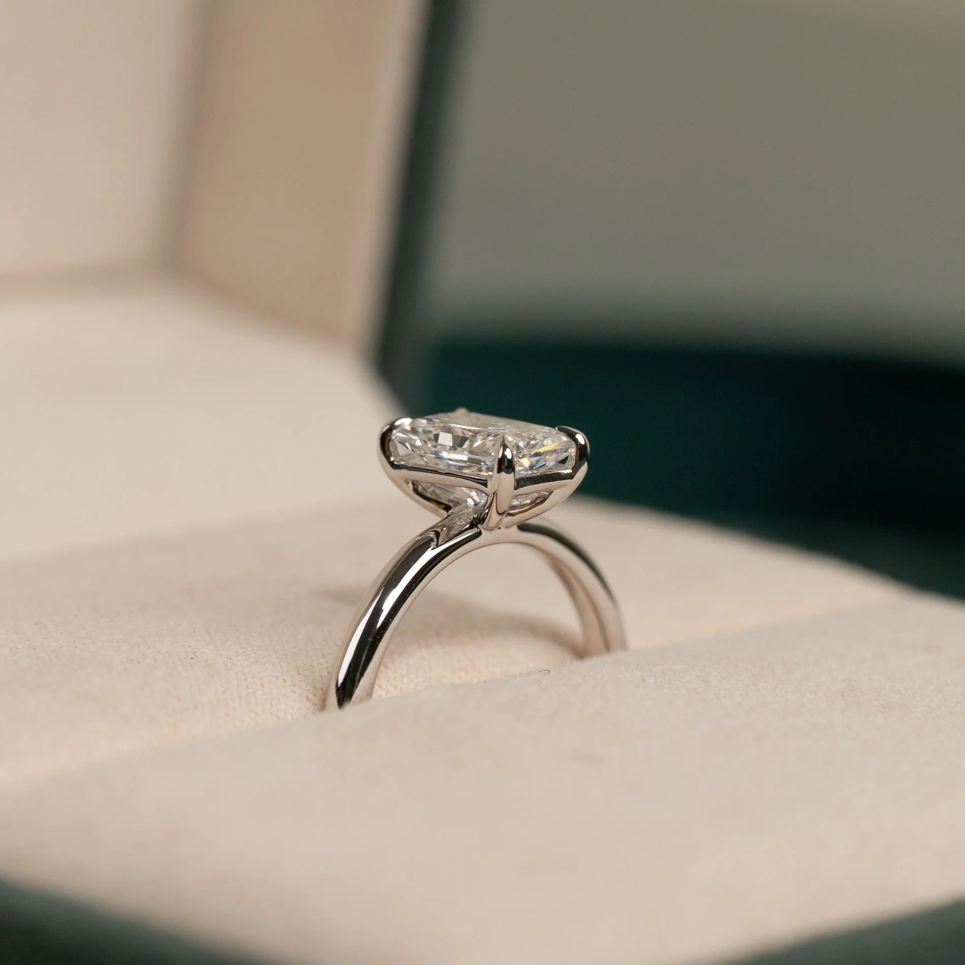 SOLITAIRE RADIANT-CUT LAB-DIAMOND RING - 1.50ct - WG - Image 3