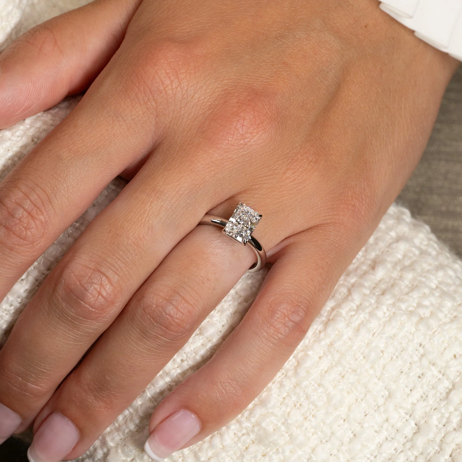 SOLITAIRE RADIANT-CUT LAB-DIAMOND RING - 1.50ct - WG - Image 4