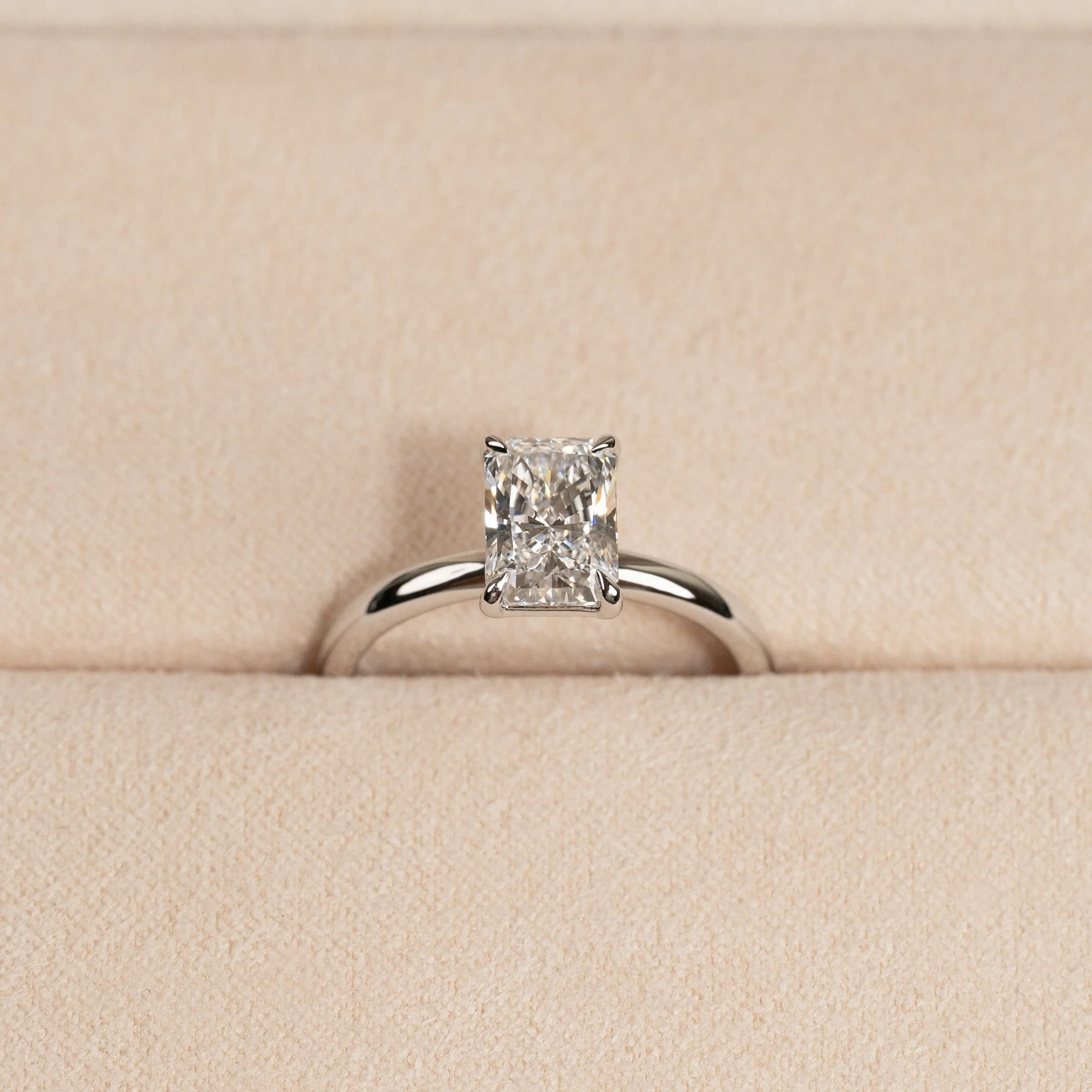SOLITAIRE RADIANT-CUT LAB-DIAMOND RING - 1.50ct - WG - Image 5