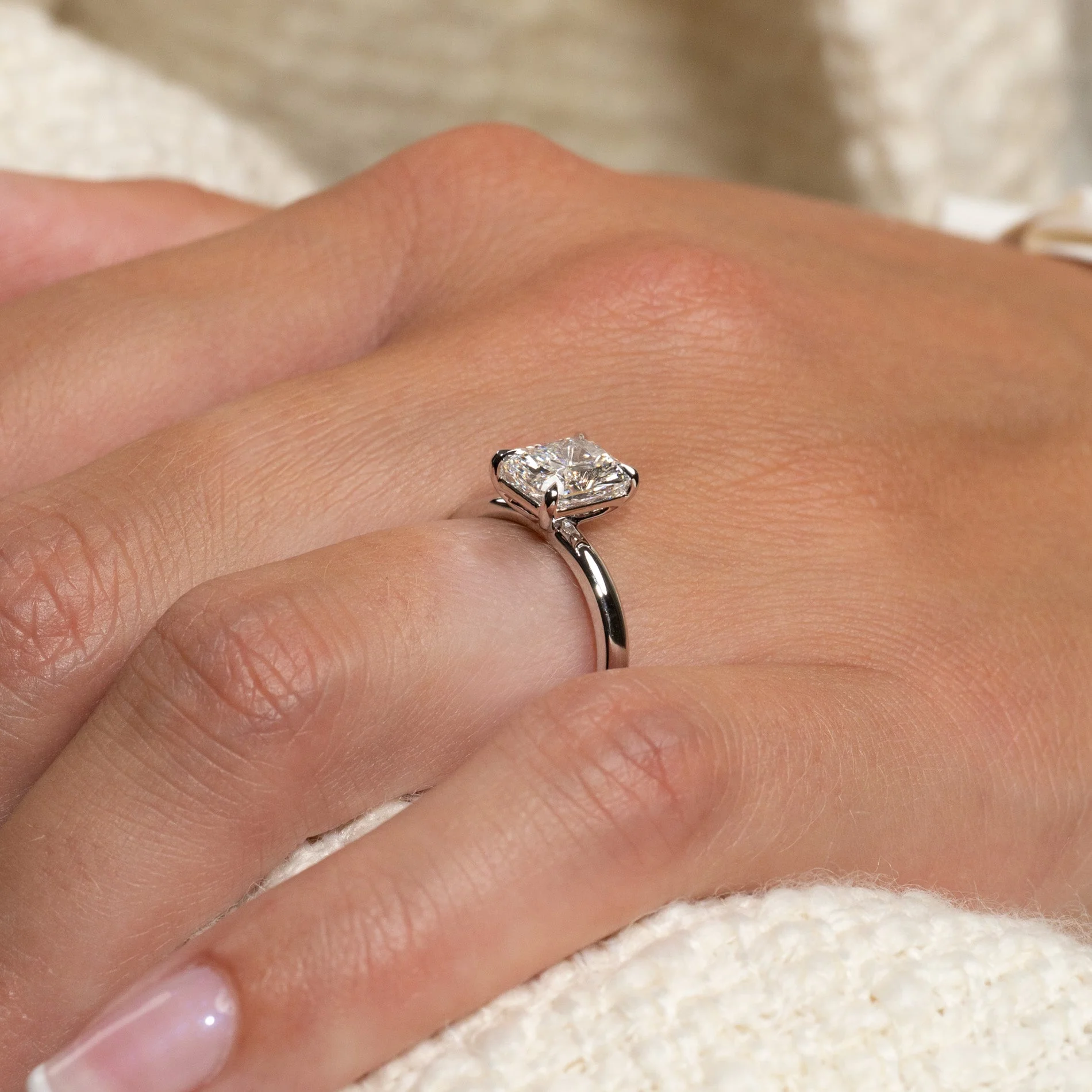 SOLITAIRE RADIANT-CUT LAB-DIAMOND RING - 1.50ct - WG - Image 6