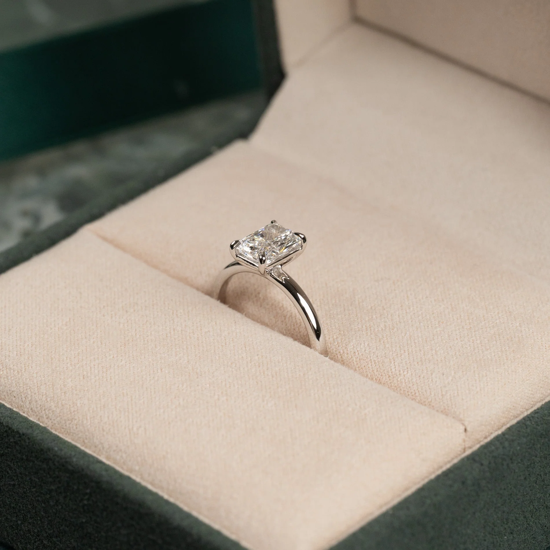 SOLITAIRE RADIANT-CUT LAB-DIAMOND RING - 1.50ct - WG - Image 7