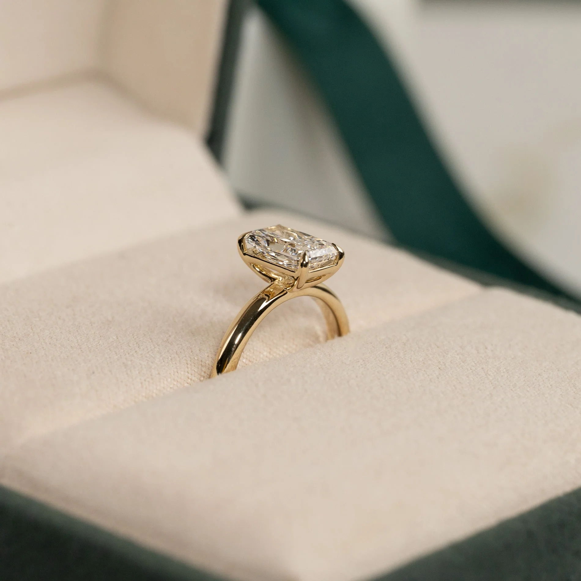 SOLITAIRE RADIANT-CUT LAB-DIAMOND RING - 1.50ct - YG - Image 3