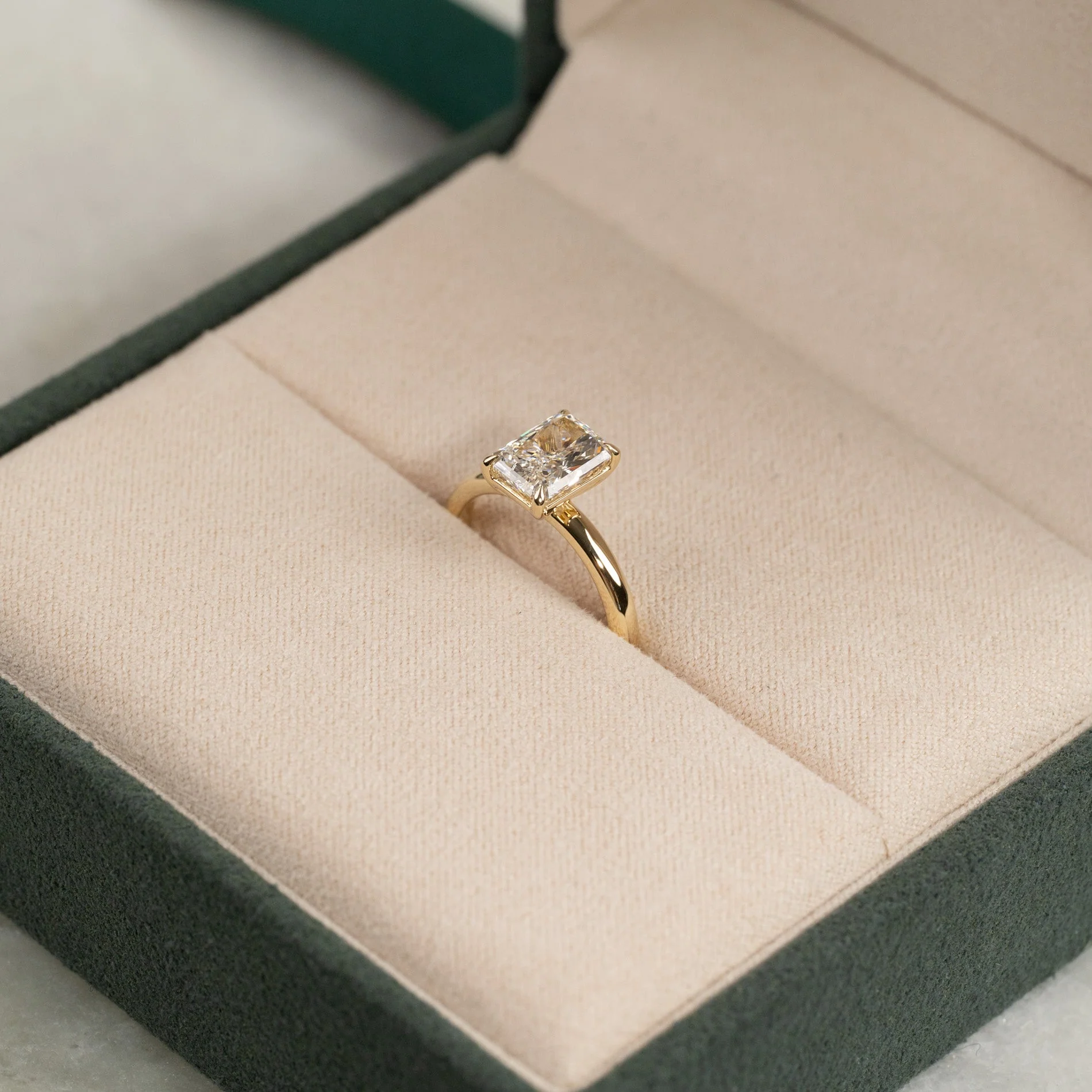SOLITAIRE RADIANT-CUT LAB-DIAMOND RING - 1.50ct - YG - Image 6