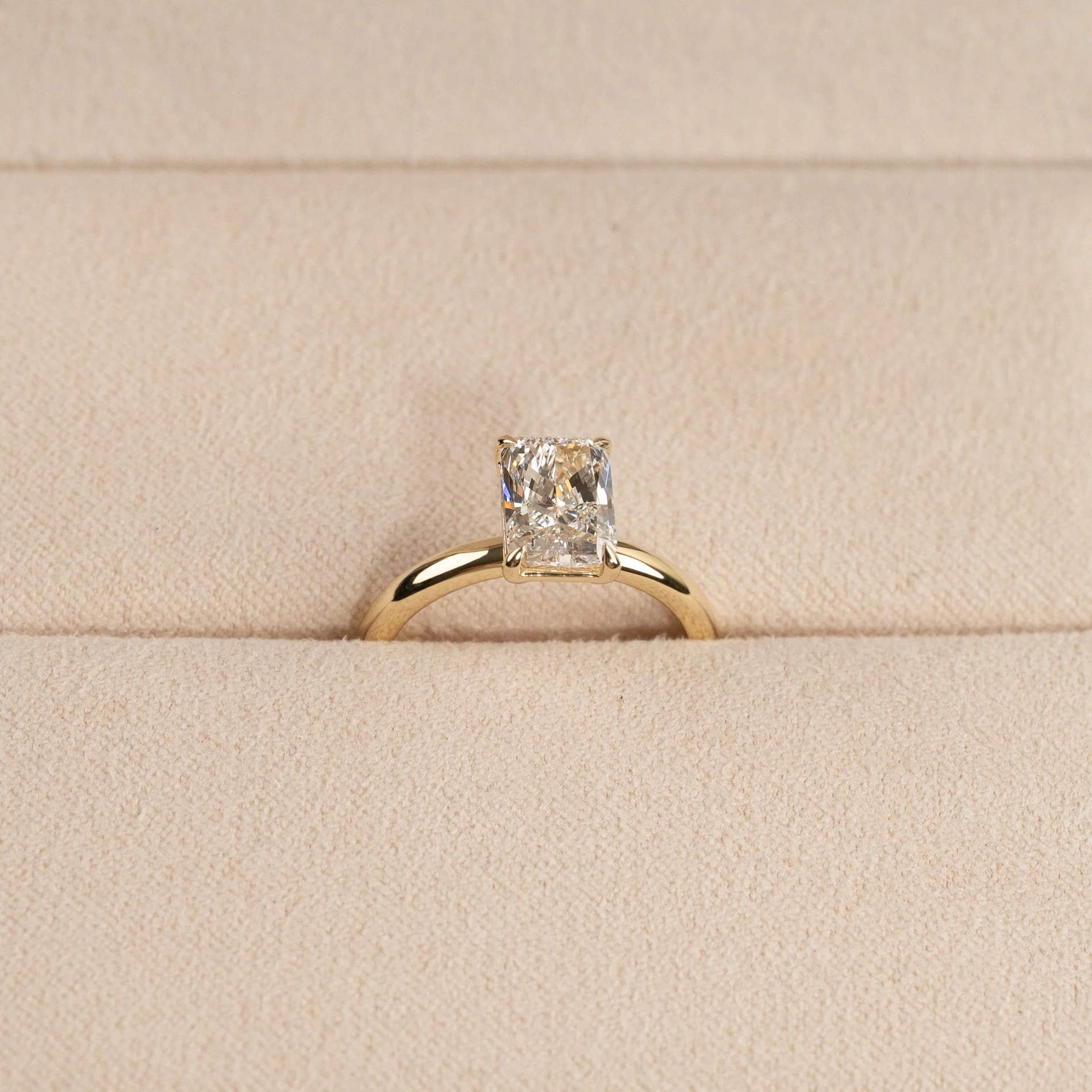 SOLITAIRE RADIANT-CUT LAB-DIAMOND RING - 1.50ct - YG - Image 7