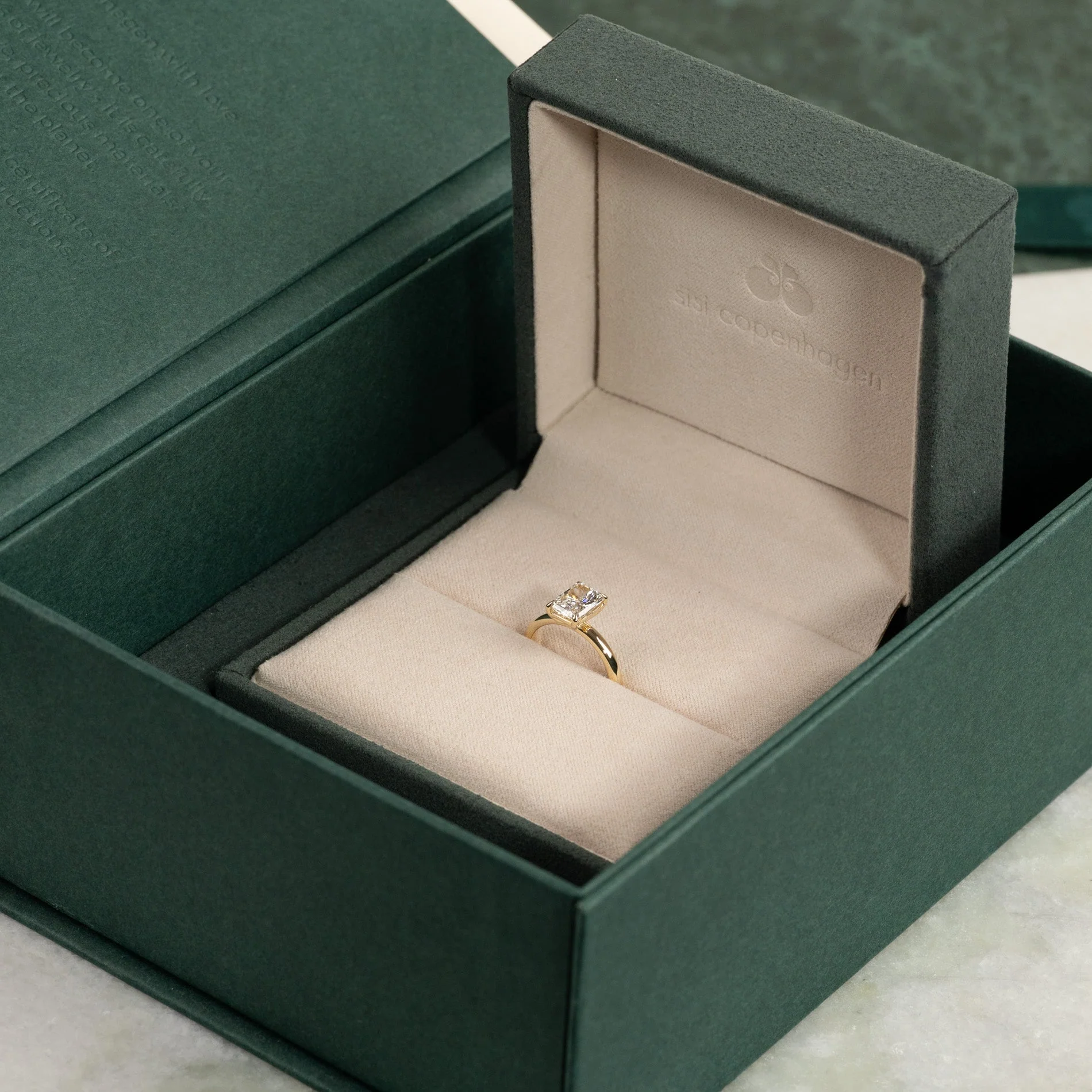 SOLITAIRE RADIANT-CUT LAB-DIAMOND RING - 1.50ct - YG - Image 8