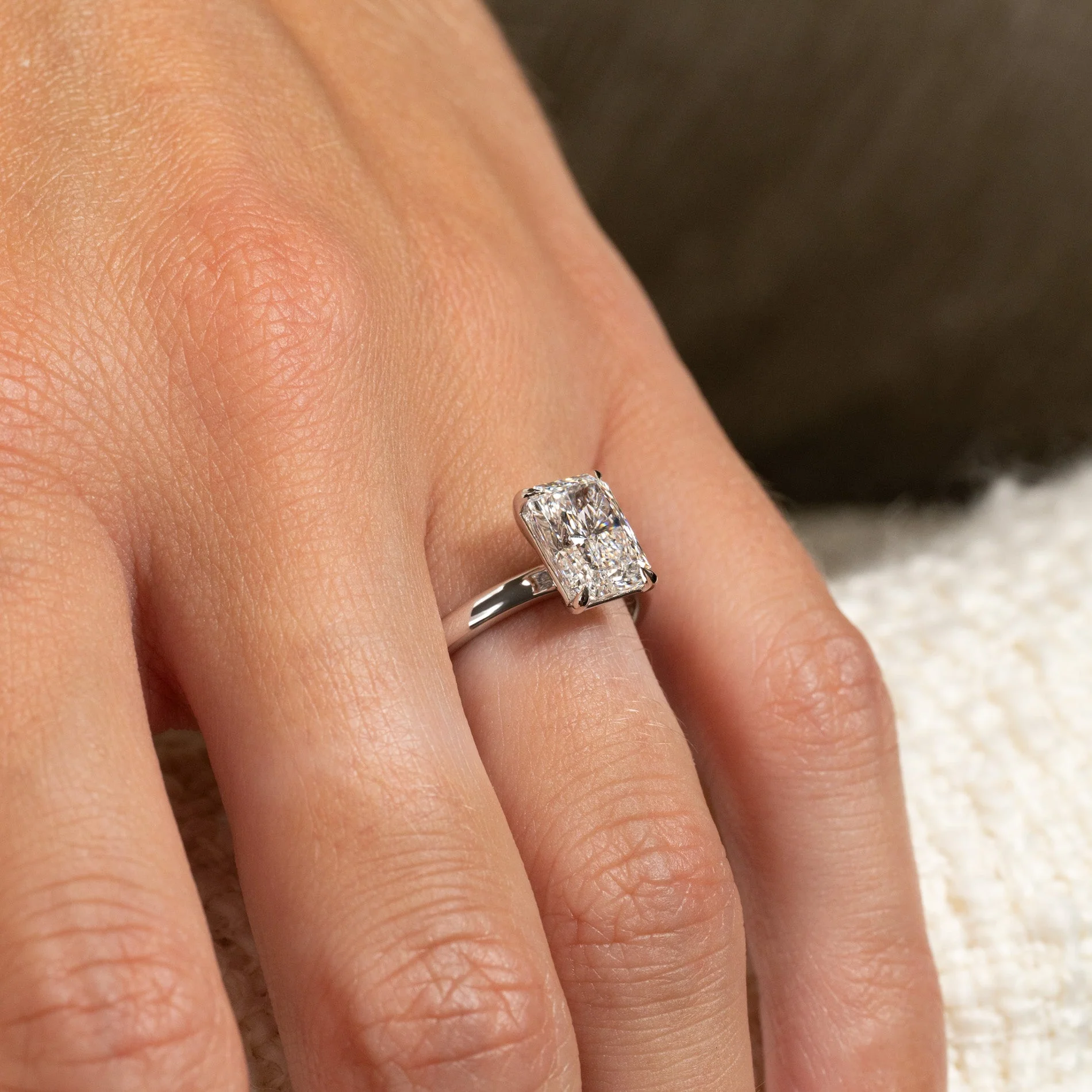 SOLITAIRE RADIANT-CUT LAB-DIAMOND RING - 2.0ct - WG - Image 2