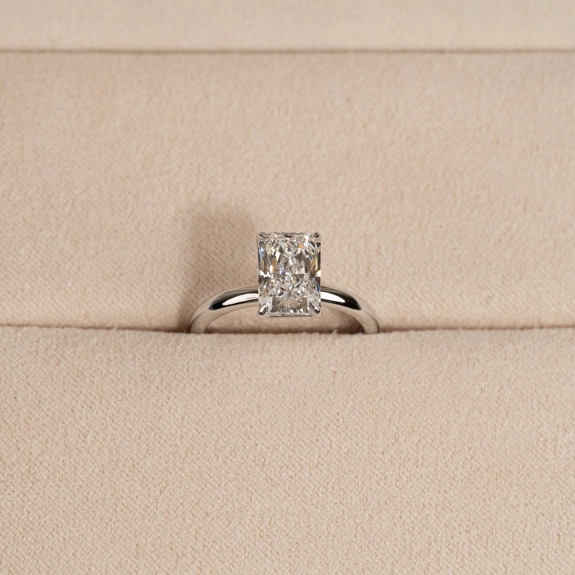 SOLITAIRE RADIANT-CUT LAB-DIAMOND RING - 2.0ct - WG - Image 3