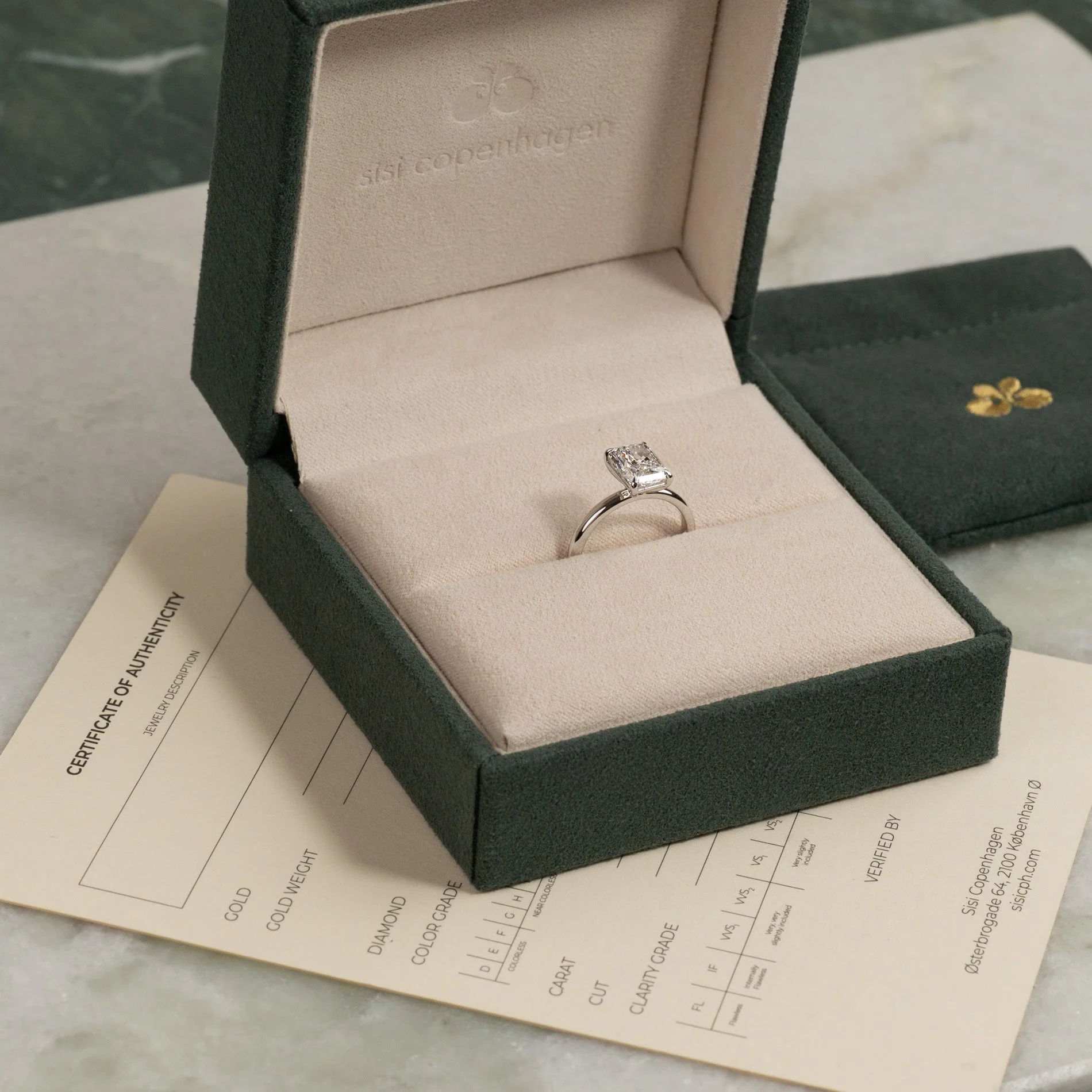 SOLITAIRE RADIANT-CUT LAB-DIAMOND RING - 2.0ct - WG - Image 4