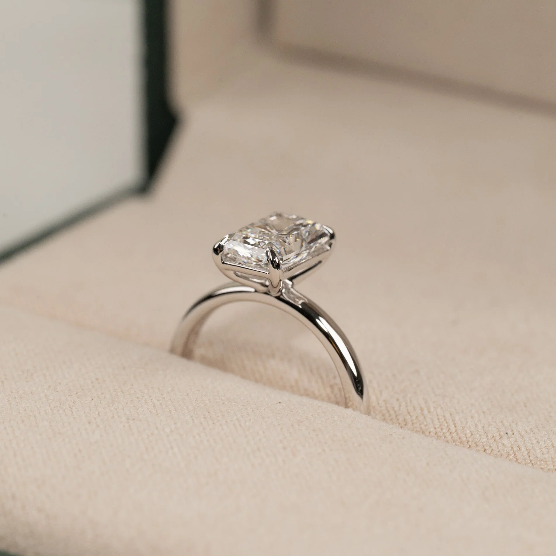SOLITAIRE RADIANT-CUT LAB-DIAMOND RING - 2.0ct - WG - Image 5