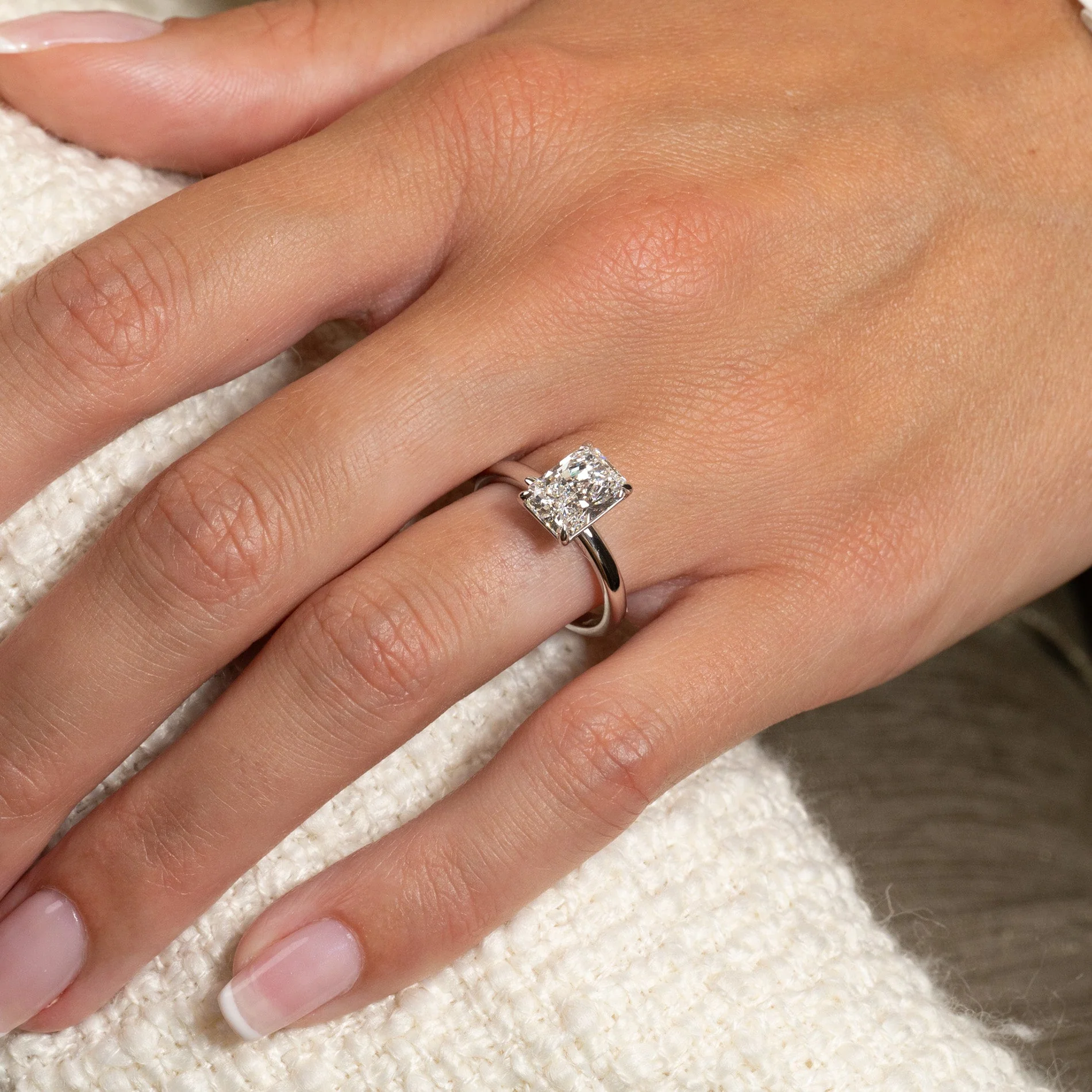 SOLITAIRE RADIANT-CUT LAB-DIAMOND RING - 2.0ct - WG - Image 6
