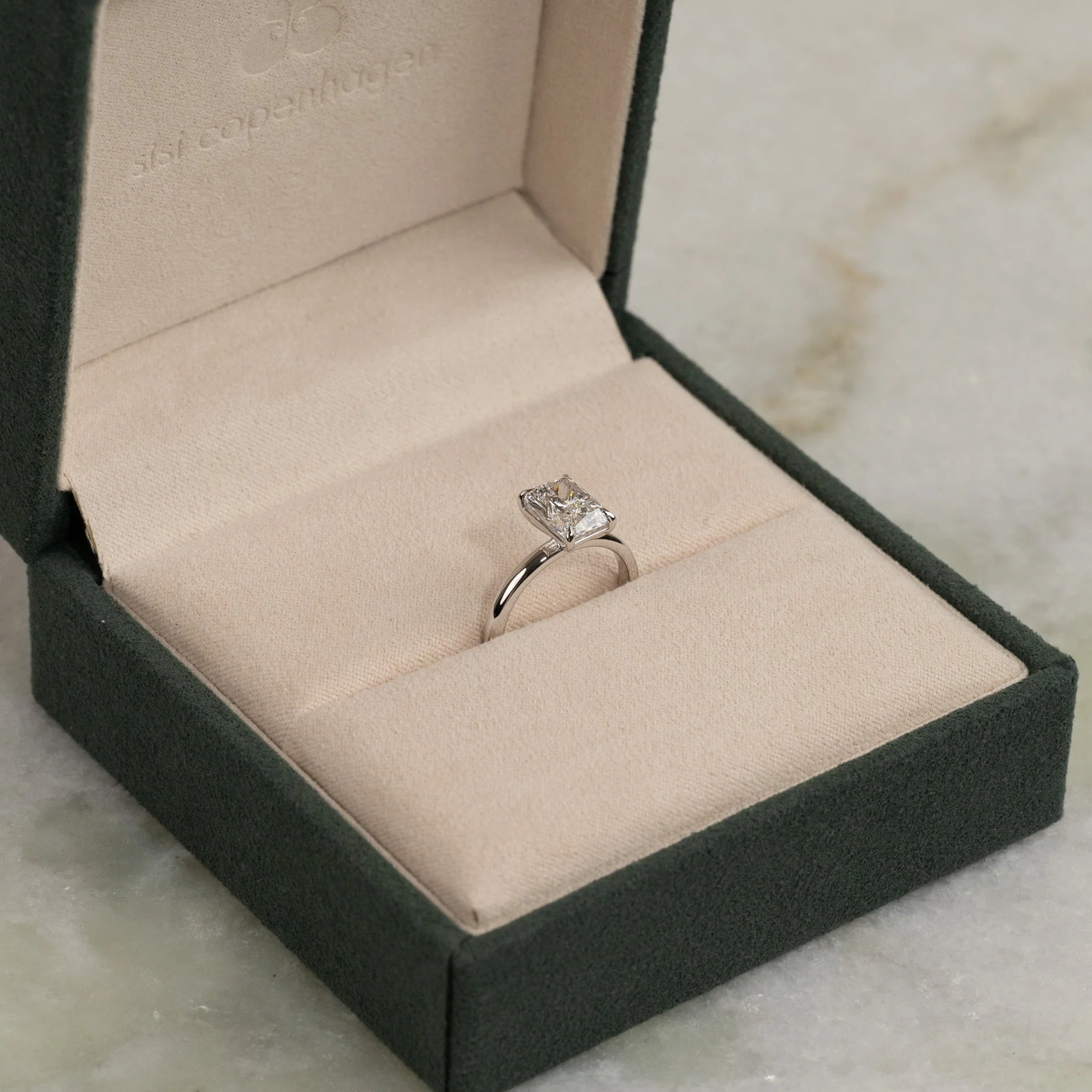 SOLITAIRE RADIANT-CUT LAB-DIAMOND RING - 2.0ct - WG - Image 7