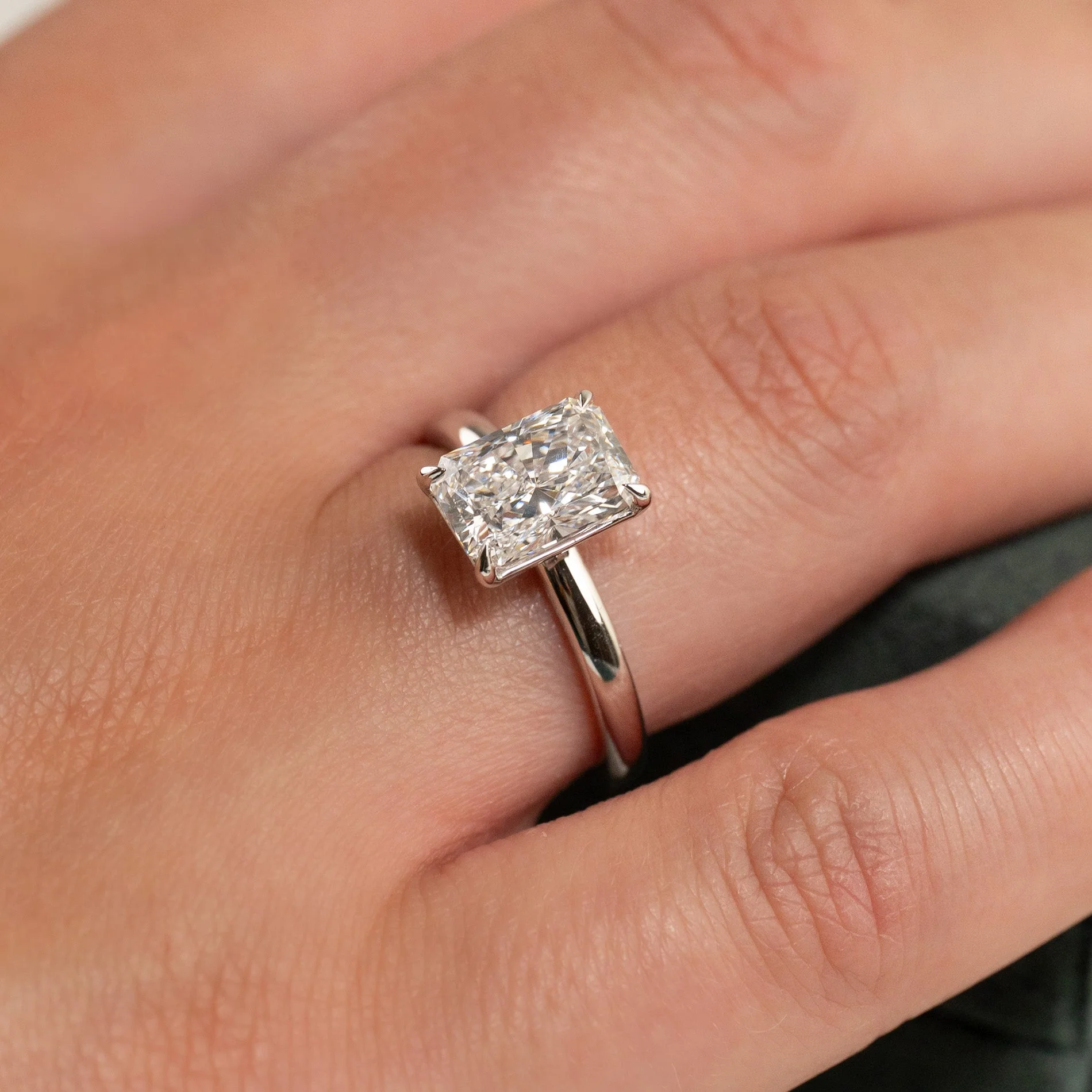 SOLITAIRE RADIANT-CUT LAB-DIAMOND RING - 2.0ct - WG - Image 8