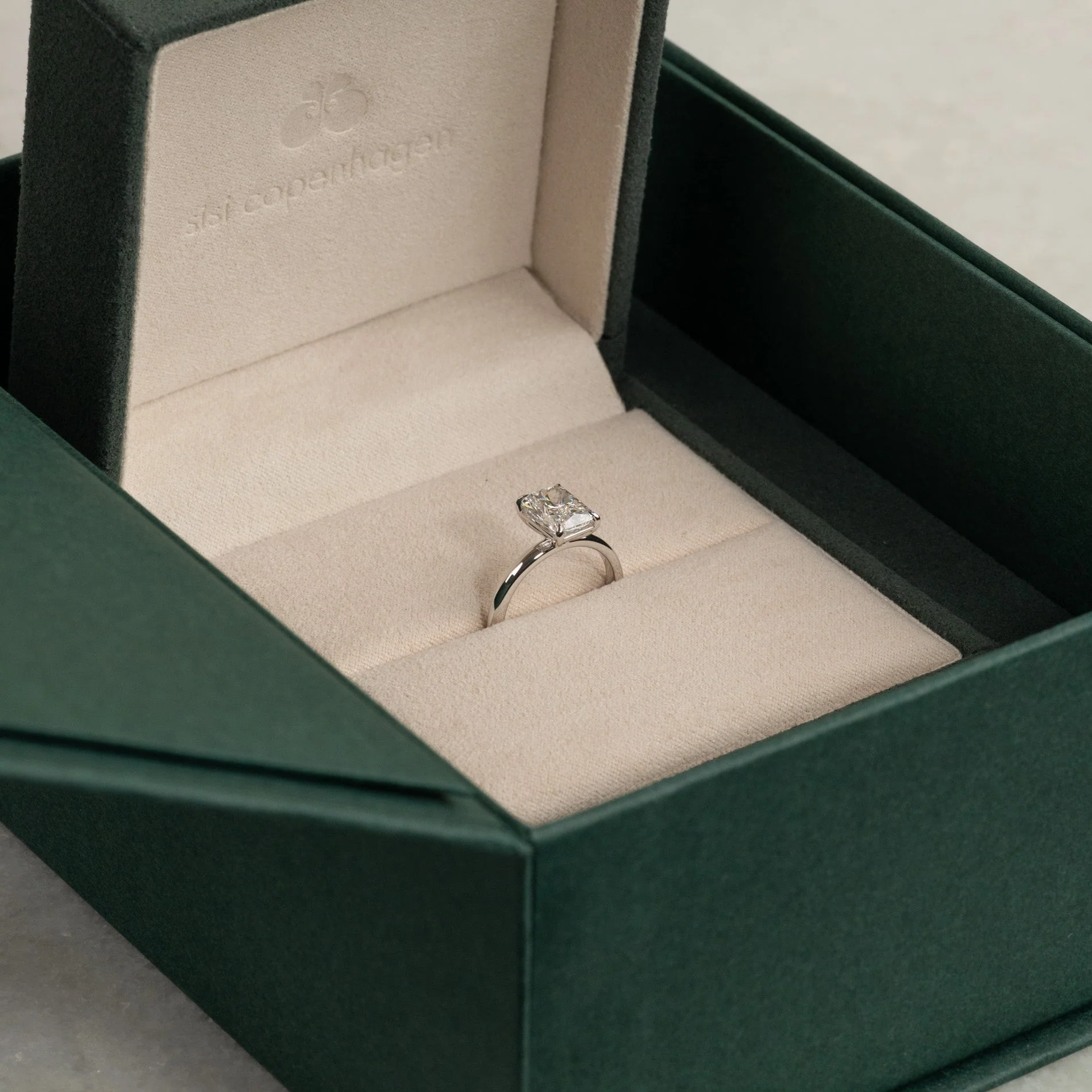 SOLITAIRE RADIANT-CUT LAB-DIAMOND RING - 2.0ct - WG - Image 9